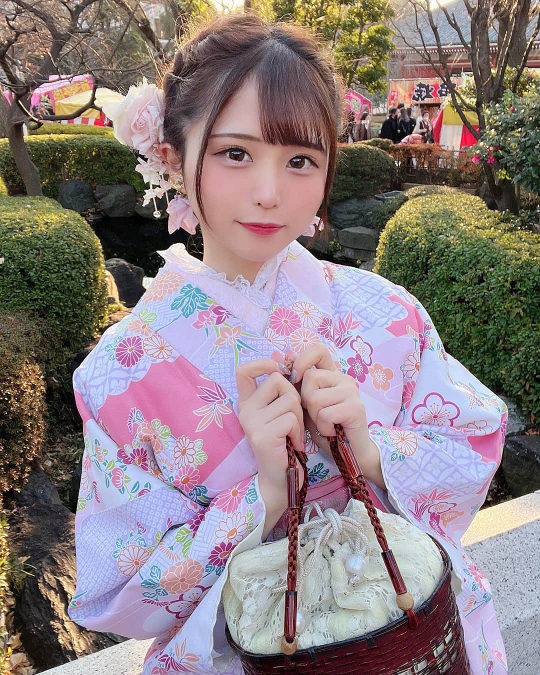 のインスタグラム：「お待たせ！まった…？👘💗  ． #gravure #gravureidol #bikinimodel  #グラビア #グラドル #インスタグラビア  #グラビアアイドル  #巨乳 #童顔 #ロリ #ロリ巨乳 #japaneseidol #sexydress  #sexystyle #japanesegirl  #アイドル #コスプレイヤー#コスプレ #asianbabygirl #asianbeauty #asiangirls #着物 #着物コーディネート #着物ヘア  #着物デート #着物レンタル #浅草 #浅草寺 #令和服 #雷門」