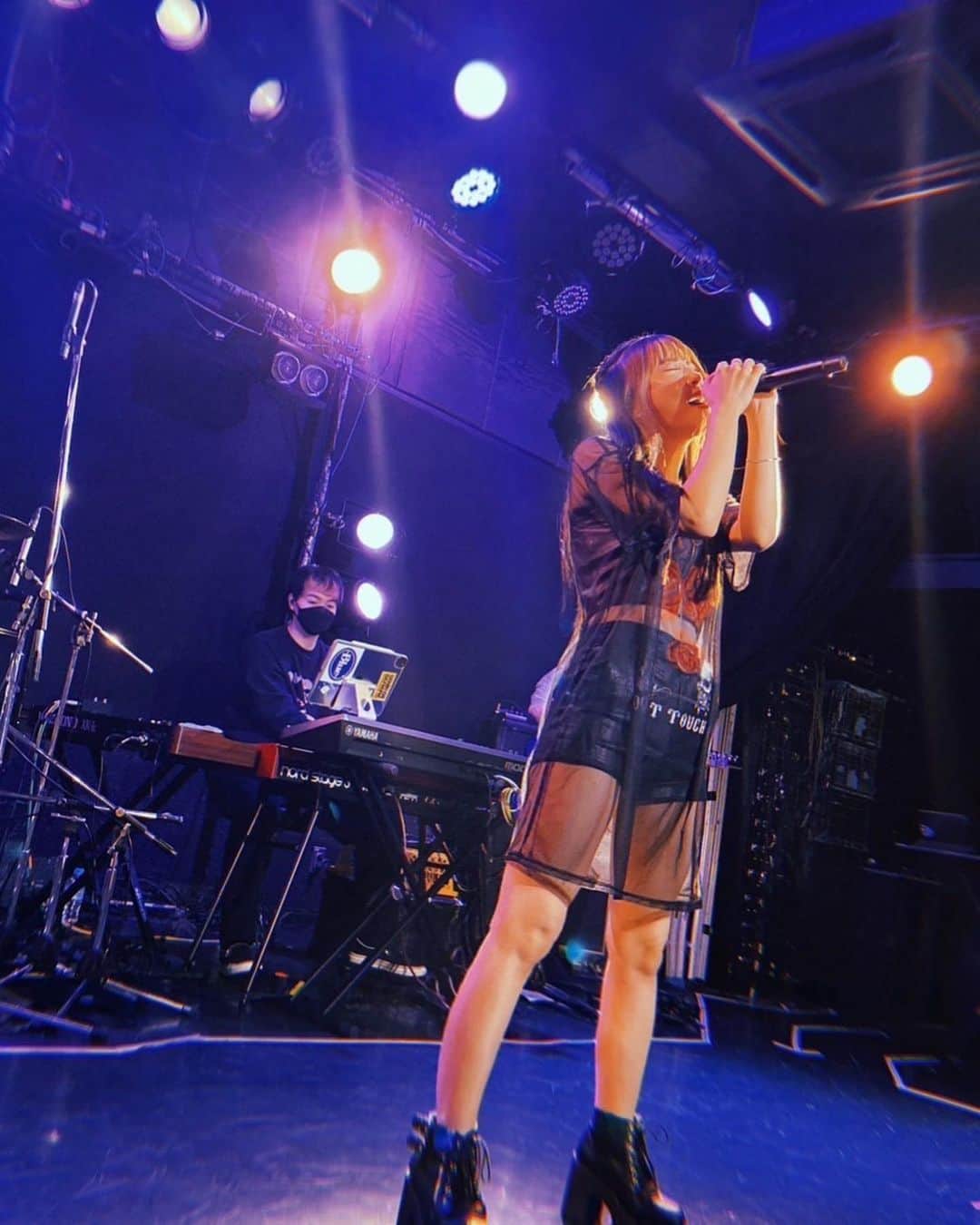LUNAのインスタグラム：「生誕祭(リベンジ)無事開催できたこと、本当にありがとう。やっと誕生日を迎えたことを感じた気がする。笑 10年走ってこれたこの環境と全ての人に感謝します🌙  生バンドは毎月やりたいくらい本当に大好きすぎて頭が真っ白になる。音とみんなの声がぶつかるあの感覚がたまらないの。  My birthday LIVE💜 I had a great time last night🌙 Thank u so much🥰」