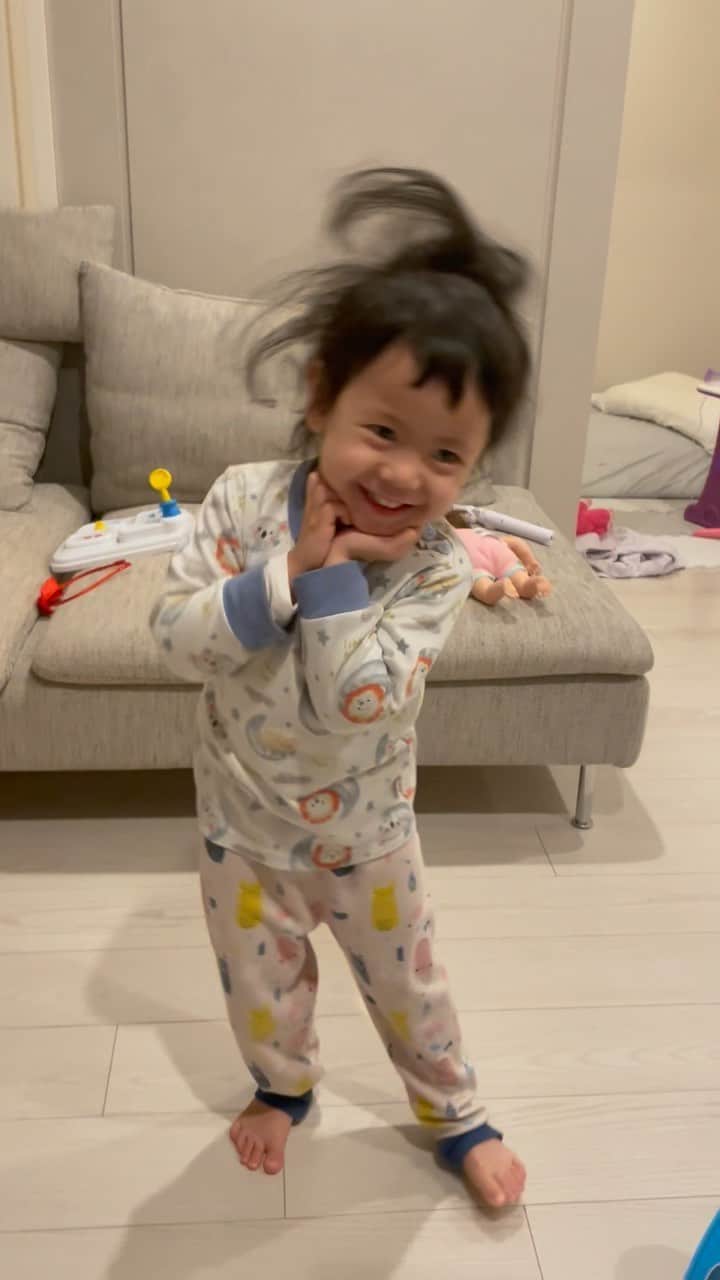 アキラ・コンチネンタル・フィーバーのインスタグラム：「#dance  #girl #2歳8ヶ月」