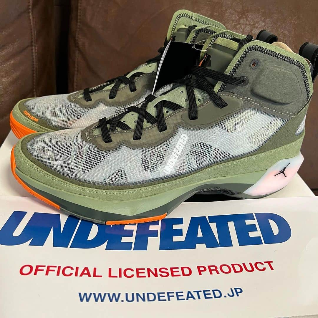 阿部友和のインスタグラム：「🧡💚 大好きなアンディーコラボ😍 カラーリングやばすぎ👍 @undefeated_japan  @jumpman23  #airjordanxxxvii #airjordanxxxviispundftd」