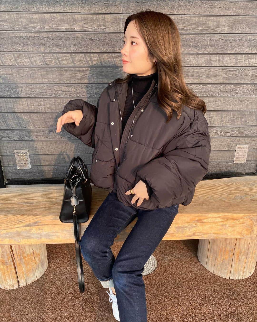 のインスタグラム：「_  昨日はお出かけdayで今日は 自宅でのんびりゆったりな午前☕️  🧑🏻‍🦱👧🏻は木を植えてる👏 昨日新たにアオダモをgetしたけど この時期葉が落ちてるから早く葉がついたアオダモが見たいなぁ🌿  最近寒すぎてダウンが大活躍で 毎日のように　@royalparty_official  の黒ダウンか白ダウン着てる☺️💕  #今日の服#ママコーデ」