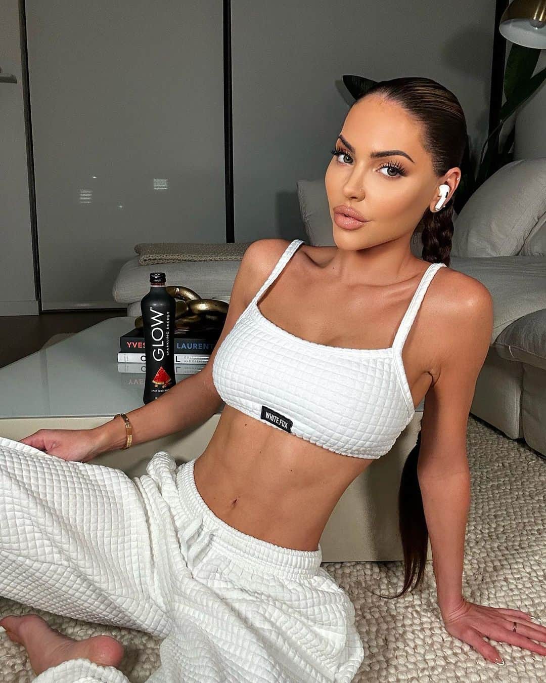 Jessica Cribbonのインスタグラム：「Time to glow ✨@drinkglow #ad」
