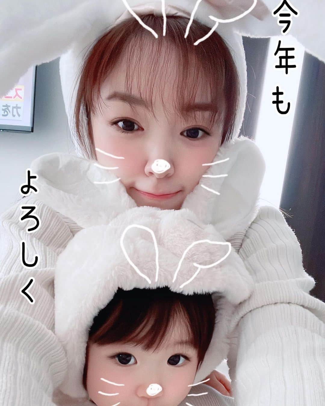 齊藤夢愛のインスタグラム：「今年は喪中となりまして、新年のご挨拶は控えさせていただきます🫡 . 明けてからバタバタとしておりましたが、今日はゆっくり娘とお家で過ごしています🏠 . 今年はもっともっと活動的に‼️ うさぎのようにピョンピョンと🐇 ステップアップできる年にしたいなぁと思います！ . 今年もよろしくお願いいたします🐰 . #2023 #今年もよろしく #女の子のママ #親子コーデ #うさぎコーデ」