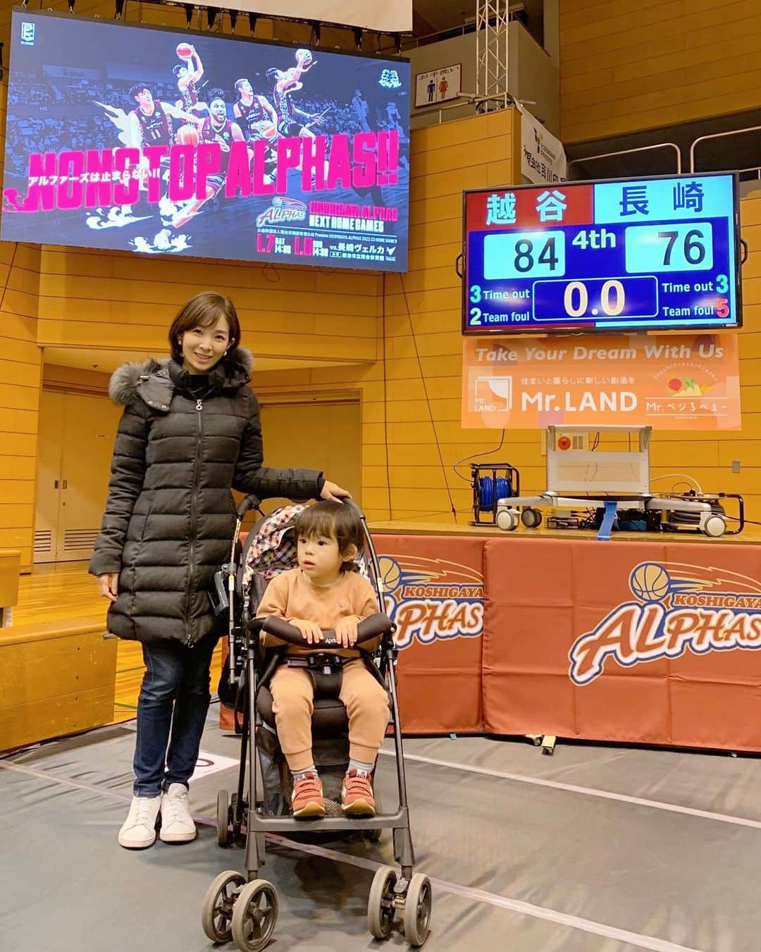 永峰絵里加さんのインスタグラム写真 - (永峰絵里加Instagram)「B.LEAGUE 2022-2023 SEASON🏀 KOSHIGAYA ALPHAS home games🔥⛹️‍♂️・  我が家が最近応援しているチーム 越谷アルファーズの試合に家族で行ってきました。 普段は画面で見ている選手達が目の前にいることに大喜びの長男👦🏻✨・  私も夫も生で観る試合なんて何年ぶりだろう！ とっても楽しかった〜！  夫がキッズ用ゴールを買ったので週末から子ども達もシュート練習を開始。 これで少しでも兄弟の体力を削れたら母はハッピーハッピーよ🥹・  #bleague #basketballgame #koshigayaalphas #bリーグ観戦 #越谷アルファーズ #ネギばんばん #ねぎが名産」1月9日 11時15分 - erikalmaz