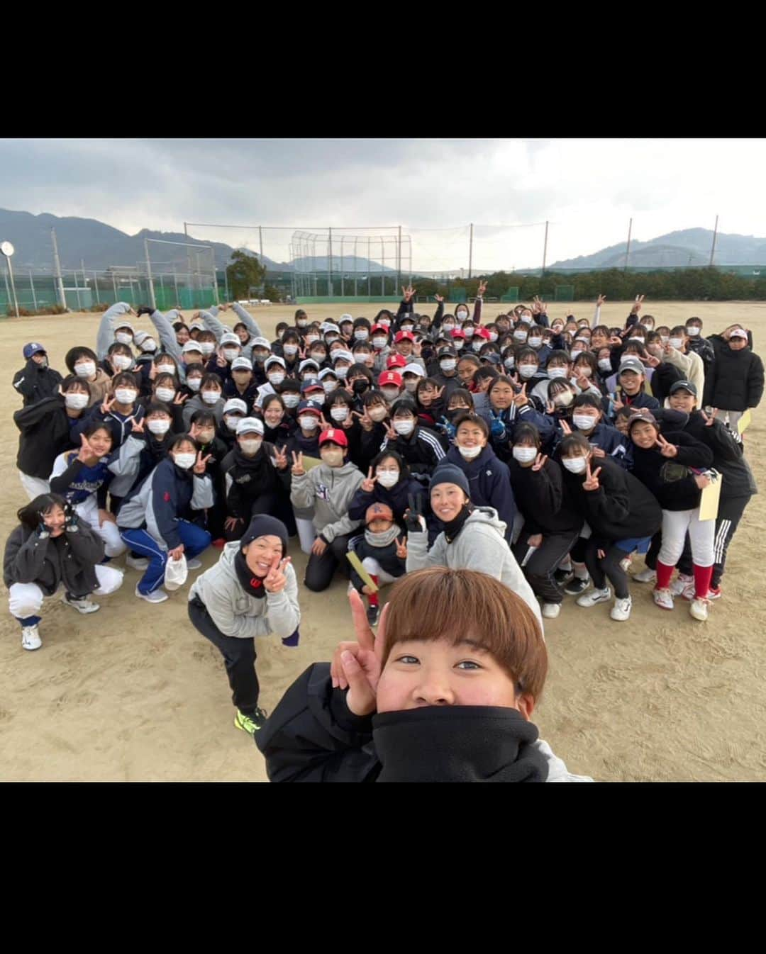 山田恵里のインスタグラム：「🥎和歌山講習会🥎 10年以上、毎年の様に行かせていただいております！ 関係者の皆様、保護者の皆様、参加してくれた皆さんには感謝しかありません。 本当にありがとうございました！！！  今回は、後藤選手と原田選手と一緒でした☺️ 後藤選手のピッチングは本当に感動ものですし、考え方も超一流！！！ 原田選手はウォーミングアップから盛り上げてくれてバッティングの感覚など、聞いていてなるほど！と思うことが多かったです！ 2人の活躍を陰ながら応援してます☺️ また一緒にやってね🥹🫶  人と繋がることができ、相手を思いやる事ができ、熱くなれて、笑顔になれて、楽しくて… ソフトボールっていいなと改めて感じました☺️🥎  今回携わって下さった皆さんが笑顔いっぱいの日々を過ごされることを心から願っています☺️🫶」