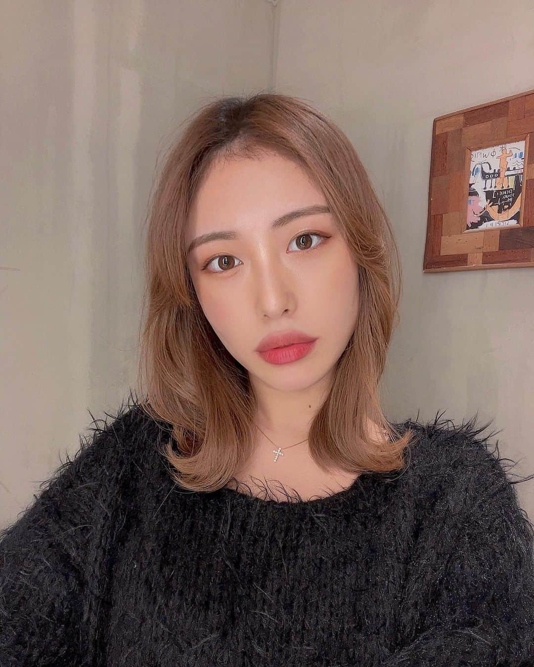 澤井玲未のインスタグラム：「髪の毛伸びたので前髪をセンター分けにして型を変えた💇🏽‍♀️ 産毛卍全開🐥🖤 . #haircut#hairstyle#ヘアカット#センター分け #裸眼メイク#韓国ヘア」
