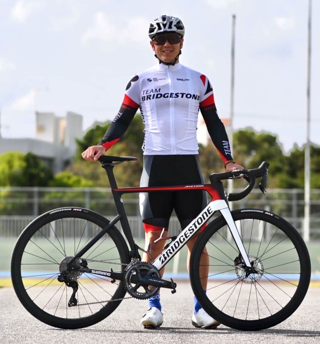 長迫吉拓のインスタグラム：「New set up of @anchor_bridgestone for road training. Still feeling fresh to wear this kit 🔥   Helmet @ogkkabuto  Sunglass @oakleyjapan  Bike/tires/kit @anchor_bridgestone  Shoes/components @shimano_japan  Socks @rxl_bike_jp」