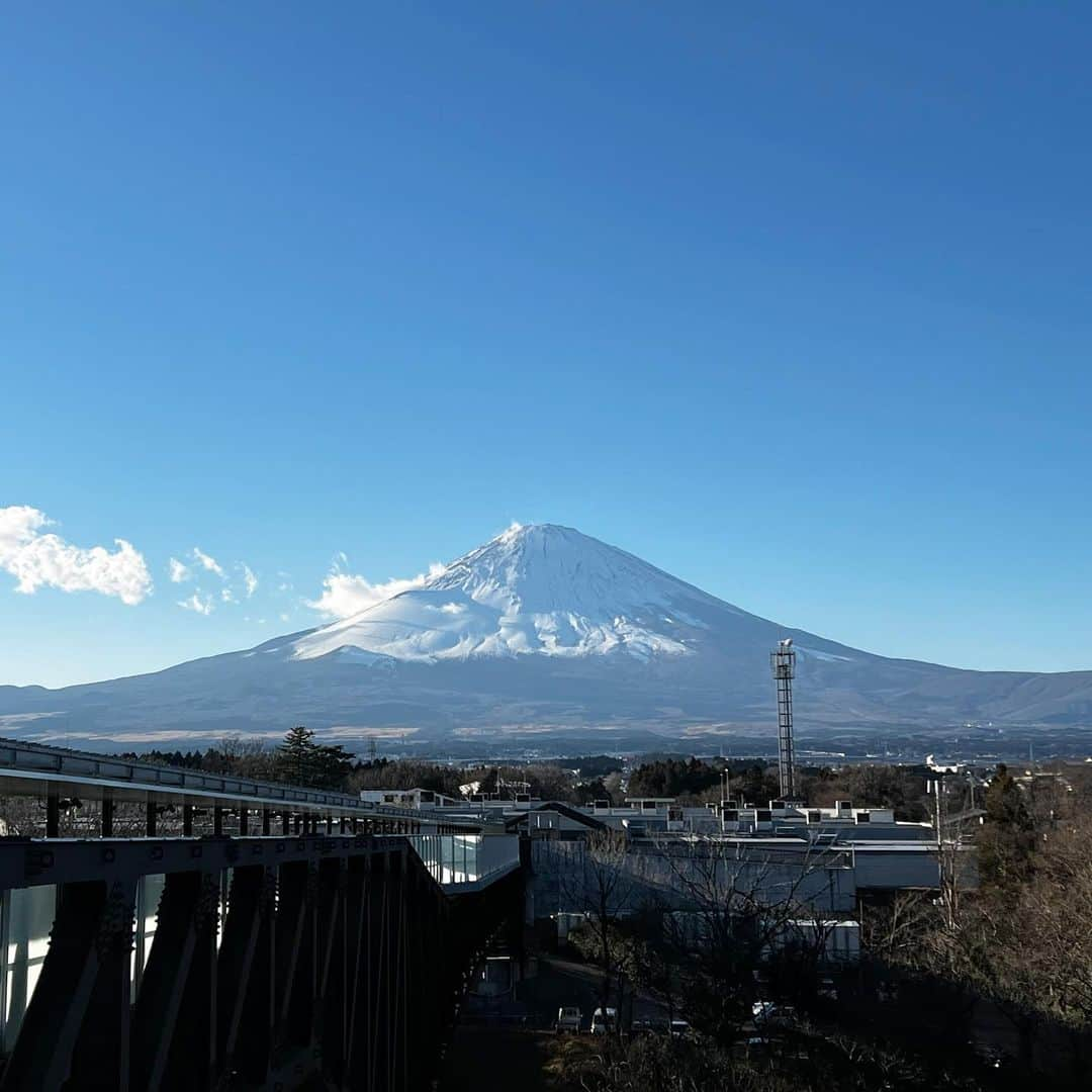 吉田奈央のインスタグラム：「長めのお正月休みを満喫していて ご挨拶が遅くなりましたが 本年も宜しくお願い致します✨  去年は喪中だったこともあり 静かな年越しとなりましたが 今年は家族・友人・大切な人達と集まり 新年を迎える事ができました😊🎍🌅  空港や街を見ていると人出も多く ここ数年で 1番お正月らしいお正月を迎える事が出来た方も 多かったのではないでしょうか💕  2023年も頑張りますっ🤗❣️  #新成人の皆さんおめでとうございます #成人の日」