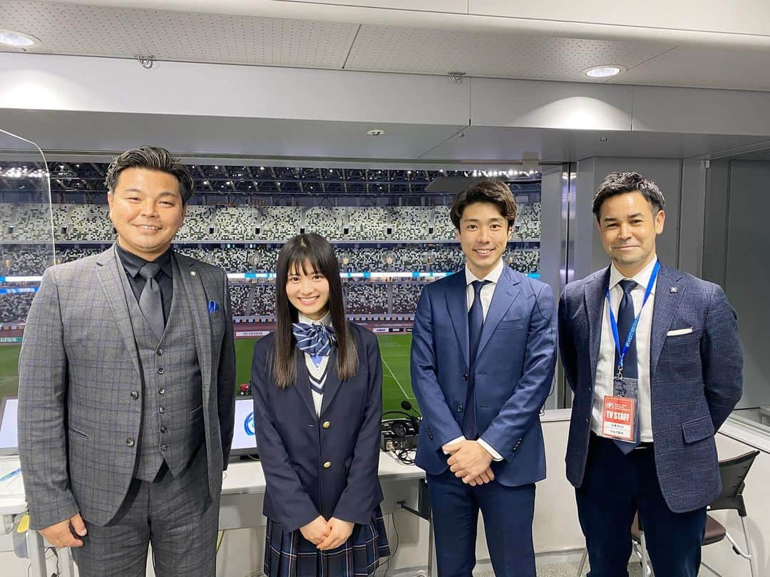 山﨑誠のインスタグラム：「⚽️ 青春をサッカーに捧げた高校生たちの日本一への挑戦。 全国高校サッカー選手権大会。  12月28日に行われた101回大会の開幕戦を、 城彰二さん、凛美さん、ラルフ先輩と共に中継させて頂きました。  そして、いよいよ今日、1月9日が決勝。 全国3883校のうち決勝に残った2校、 岡山県代表の岡山学芸館と京都府代表の東山の対戦！  実況は、12月は取材に飛び回っていたやんもさんです！  #高校サッカー #選手権 #岡山学芸館 #東山　 #城彰二 さん  #凛美 さん」