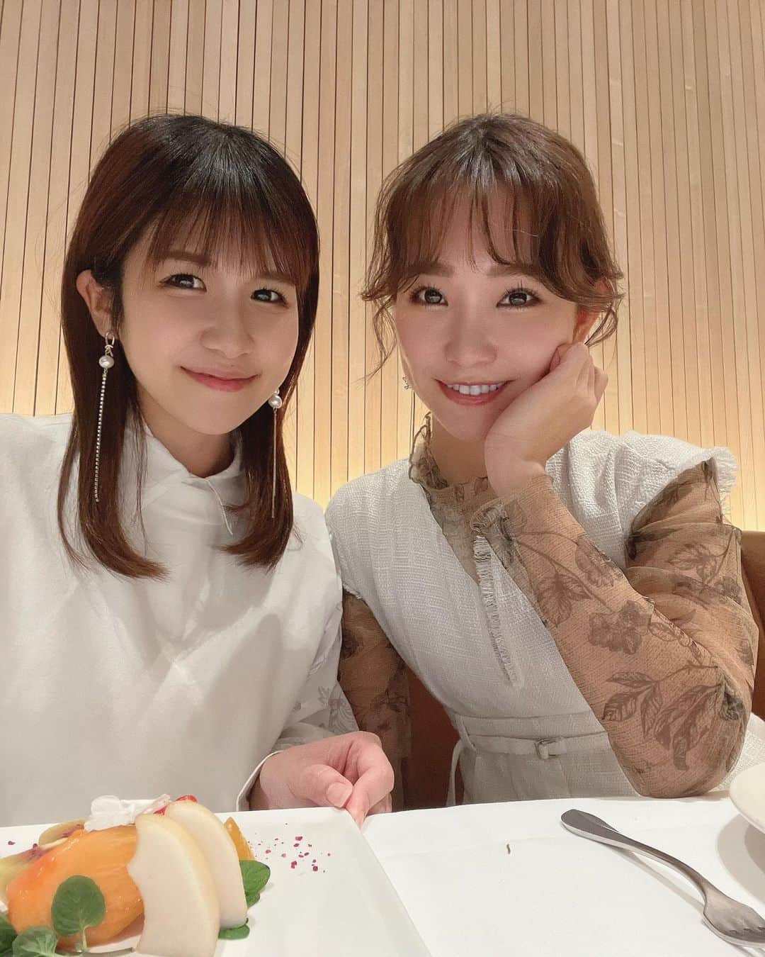 のインスタグラム：「先月の忘年会🤓 ドレスコード白で集まりました🫶  一昨年ちゃそと伊勢でご朱印帳デビューしたんだけど そこから着々と集めているらしく 言い出しっぺの私はまだ４ページ…笑 今年はちょっとでも増やす事が目標です😎」