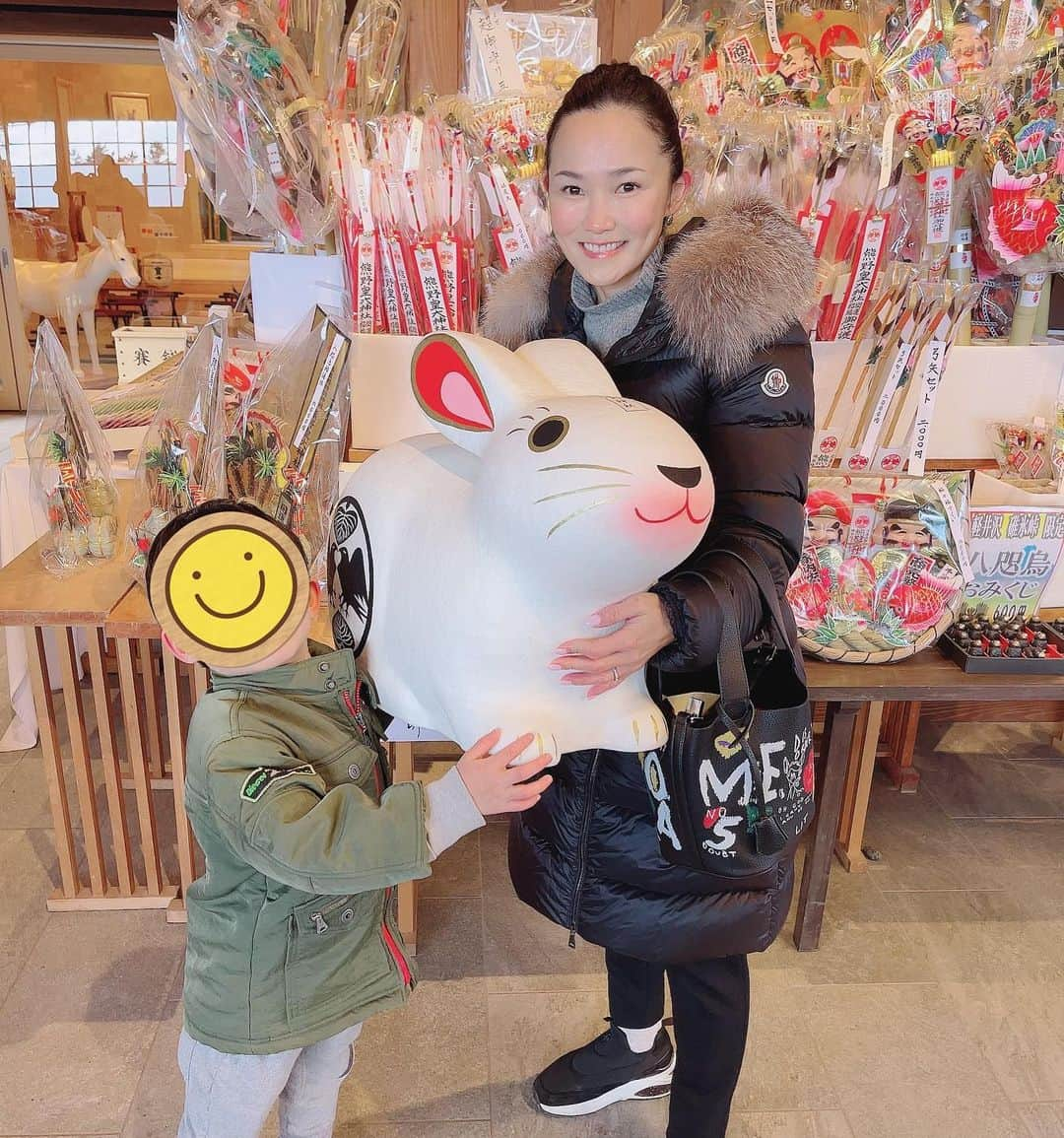 浅見帆帆子さんのインスタグラム写真 - (浅見帆帆子Instagram)「初詣も終わり、 スキーも終わり、 今年のお正月も終了しました。  スキー、、、十数年ぶりにしましたが、結構張り切って滑ってしまい、、、筋肉痛です🤩  スキー場に向かう朝、 虹のような光の柱が 毎日見えました。  こんなすごいものを 実は毎日見せてくれているなんて 自然は本当にすごい、、、  「わ！😀あれ、なにーー？」 と毎朝、初めて見るように興奮する息子に 毎朝同じことを説明するのがおかしかった🤭  書き初めもして、 今年やりたいこと100も書いて、 意気込みバッチリです笑  (今年やりたいこと100 の効果的な書き方はYouTubeの 最新動画で話してます)  オンラインサロンの新メンバーに すでに500名を超えるお申込みをいただき、、ありがとうございます。新規受付は 明日10日11:00までです。  詳細はプロフィール欄に✨  今年も あくまでマイペースに 丁寧に臨みたいと思います✨😊  #浅見帆帆子 #浅見帆帆子オンラインサロン #今年やりたいこと100」1月9日 12時03分 - hohokoasami