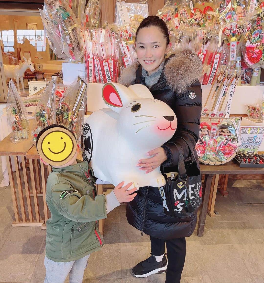 浅見帆帆子のインスタグラム：「初詣も終わり、 スキーも終わり、 今年のお正月も終了しました。  スキー、、、十数年ぶりにしましたが、結構張り切って滑ってしまい、、、筋肉痛です🤩  スキー場に向かう朝、 虹のような光の柱が 毎日見えました。  こんなすごいものを 実は毎日見せてくれているなんて 自然は本当にすごい、、、  「わ！😀あれ、なにーー？」 と毎朝、初めて見るように興奮する息子に 毎朝同じことを説明するのがおかしかった🤭  書き初めもして、 今年やりたいこと100も書いて、 意気込みバッチリです笑  (今年やりたいこと100 の効果的な書き方はYouTubeの 最新動画で話してます)  オンラインサロンの新メンバーに すでに500名を超えるお申込みをいただき、、ありがとうございます。新規受付は 明日10日11:00までです。  詳細はプロフィール欄に✨  今年も あくまでマイペースに 丁寧に臨みたいと思います✨😊  #浅見帆帆子 #浅見帆帆子オンラインサロン #今年やりたいこと100」