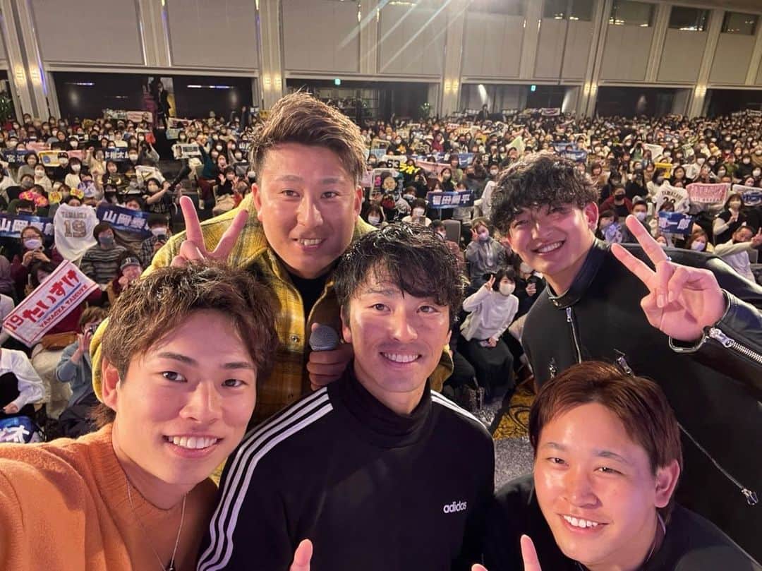 福田周平のインスタグラム：「明けましておめでとうございます！！ 今年もよろしくお願いします🤲  新年早々、ファンの皆さんと楽しい時間を過ごせました！！  今年も昨年以上の成績を残すこと、連覇に向かって頑張ります！！  #トークショー  #ありがとうございました  #温かいファンのいる生活」
