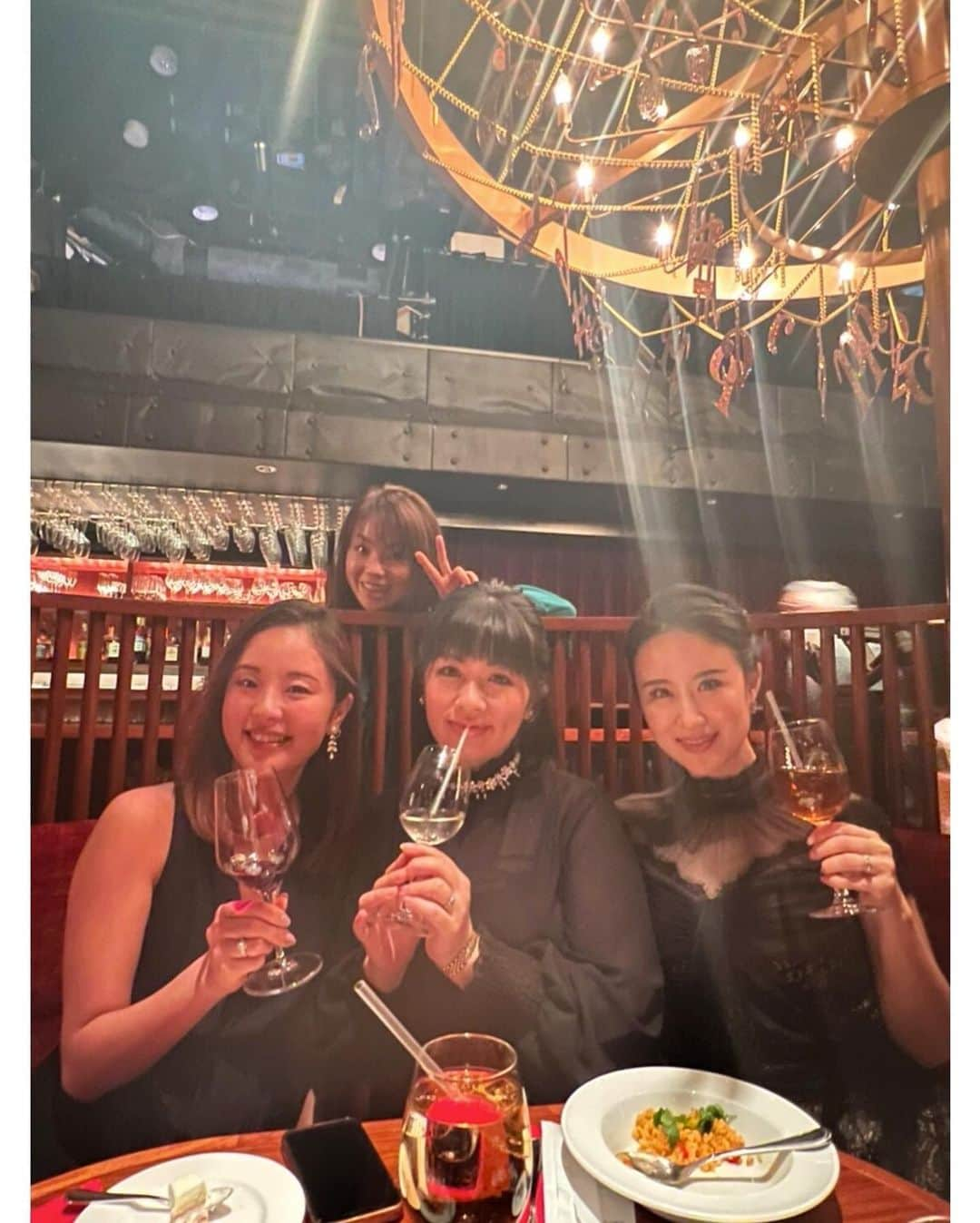 野崎鮎さんのインスタグラム写真 - (野崎鮎Instagram)「たむたむさん、沙羅の結婚式💒💍  お互いを想い合い、お互いの大事な人達を大切にしているのが伝わる最高に素敵で幸せな時間‪🫶🏻 笑って泣いて😂🤣 STARで一緒に過ごした沙羅😌 沙羅を自分らしくいさせてくれる たむたむさんと出逢って結ばれて♡ 沙羅の幸せな笑顔と 最高に綺麗な花嫁姿を見ることができて私も幸せ♡ 本当におめでとう♡ そして素敵な時間をありがとう♡  落ち着いたらごはんいこーーー🤗 いーっぱいお話したい💪  久しぶりに会ったのに お喋りが止まらない岡田聖子ちゃんと私🤣 仁さんとちかえ、めぐさん♡  とーっても久しぶりに会えたみなさん☺️  覚えててくれて嬉しかったです🥹 ありがとうございます🫶  みなさんの毎日が笑顔溢れる幸せな時間でありますよーに✨  愛と涙と笑顔と幸せで溢れてた‪🫶🏻 2人がみんなを愛して大切にするから みんなも2人を愛して大切にしてくれるんだと感じました♡ 家族、友達、会社、先輩、同期、後輩、仲間。 沙羅とたむたむさんと一緒にすごしてきたみんなも とってもHappyな時間だったと思います☺️  沙羅、たむたむさん❣️ 末永く、仲良くお幸せに♡  #コットンクラブ #cottonclub #wedding #party #happy #happytime #happyday #goodtimes #感謝 #ありがとう #thankyou #ものまね   #大切な人の結婚式に行っておいで😊と言ってくれて王子とまめちゃんとお留守番してくれたパパちゃんに感謝🙌✨🙌✨🙌感謝🙌✨🙌✨🙌ありがとう🥹‪🫶🏻」1月9日 13時15分 - ayu_nozaki