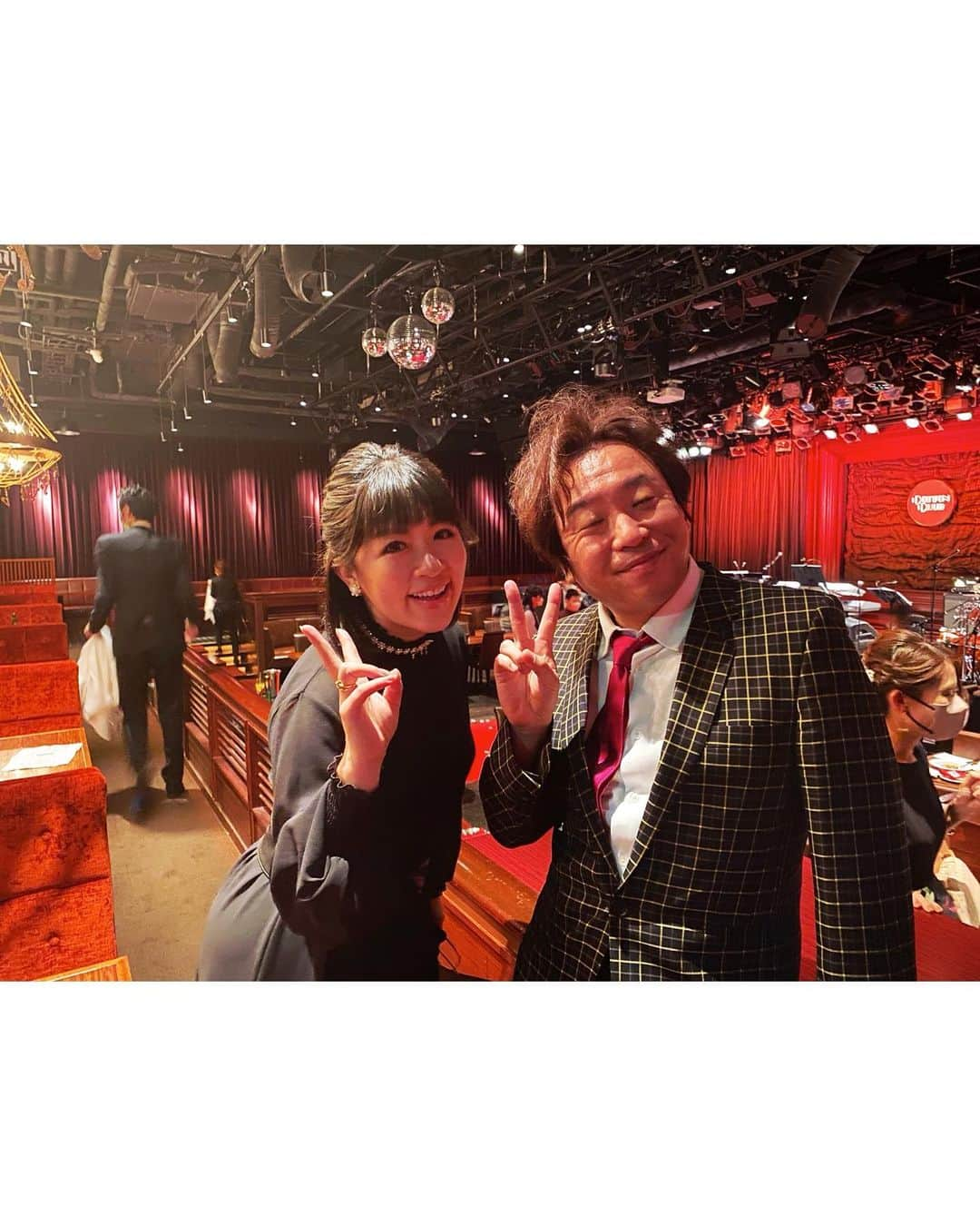 野崎鮎さんのインスタグラム写真 - (野崎鮎Instagram)「たむたむさん、沙羅の結婚式💒💍  お互いを想い合い、お互いの大事な人達を大切にしているのが伝わる最高に素敵で幸せな時間‪🫶🏻 笑って泣いて😂🤣 STARで一緒に過ごした沙羅😌 沙羅を自分らしくいさせてくれる たむたむさんと出逢って結ばれて♡ 沙羅の幸せな笑顔と 最高に綺麗な花嫁姿を見ることができて私も幸せ♡ 本当におめでとう♡ そして素敵な時間をありがとう♡  落ち着いたらごはんいこーーー🤗 いーっぱいお話したい💪  久しぶりに会ったのに お喋りが止まらない岡田聖子ちゃんと私🤣 仁さんとちかえ、めぐさん♡  とーっても久しぶりに会えたみなさん☺️  覚えててくれて嬉しかったです🥹 ありがとうございます🫶  みなさんの毎日が笑顔溢れる幸せな時間でありますよーに✨  愛と涙と笑顔と幸せで溢れてた‪🫶🏻 2人がみんなを愛して大切にするから みんなも2人を愛して大切にしてくれるんだと感じました♡ 家族、友達、会社、先輩、同期、後輩、仲間。 沙羅とたむたむさんと一緒にすごしてきたみんなも とってもHappyな時間だったと思います☺️  沙羅、たむたむさん❣️ 末永く、仲良くお幸せに♡  #コットンクラブ #cottonclub #wedding #party #happy #happytime #happyday #goodtimes #感謝 #ありがとう #thankyou #ものまね   #大切な人の結婚式に行っておいで😊と言ってくれて王子とまめちゃんとお留守番してくれたパパちゃんに感謝🙌✨🙌✨🙌感謝🙌✨🙌✨🙌ありがとう🥹‪🫶🏻」1月9日 13時15分 - ayu_nozaki