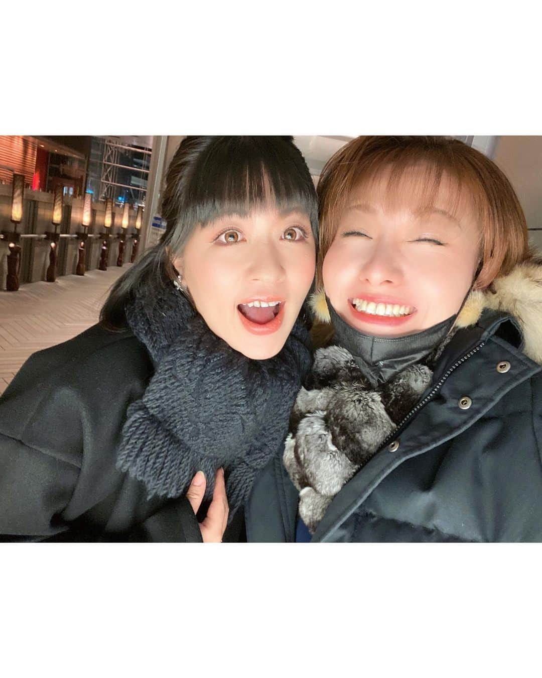 野崎鮎さんのインスタグラム写真 - (野崎鮎Instagram)「たむたむさん、沙羅の結婚式💒💍  お互いを想い合い、お互いの大事な人達を大切にしているのが伝わる最高に素敵で幸せな時間‪🫶🏻 笑って泣いて😂🤣 STARで一緒に過ごした沙羅😌 沙羅を自分らしくいさせてくれる たむたむさんと出逢って結ばれて♡ 沙羅の幸せな笑顔と 最高に綺麗な花嫁姿を見ることができて私も幸せ♡ 本当におめでとう♡ そして素敵な時間をありがとう♡  落ち着いたらごはんいこーーー🤗 いーっぱいお話したい💪  久しぶりに会ったのに お喋りが止まらない岡田聖子ちゃんと私🤣 仁さんとちかえ、めぐさん♡  とーっても久しぶりに会えたみなさん☺️  覚えててくれて嬉しかったです🥹 ありがとうございます🫶  みなさんの毎日が笑顔溢れる幸せな時間でありますよーに✨  愛と涙と笑顔と幸せで溢れてた‪🫶🏻 2人がみんなを愛して大切にするから みんなも2人を愛して大切にしてくれるんだと感じました♡ 家族、友達、会社、先輩、同期、後輩、仲間。 沙羅とたむたむさんと一緒にすごしてきたみんなも とってもHappyな時間だったと思います☺️  沙羅、たむたむさん❣️ 末永く、仲良くお幸せに♡  #コットンクラブ #cottonclub #wedding #party #happy #happytime #happyday #goodtimes #感謝 #ありがとう #thankyou #ものまね   #大切な人の結婚式に行っておいで😊と言ってくれて王子とまめちゃんとお留守番してくれたパパちゃんに感謝🙌✨🙌✨🙌感謝🙌✨🙌✨🙌ありがとう🥹‪🫶🏻」1月9日 13時15分 - ayu_nozaki