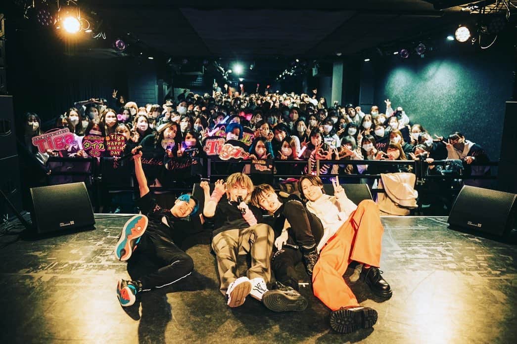 KAYLLYのインスタグラム：「昨日はMiiakiisのワンマンに一曲フィーチャリングで参加させて頂きました🙏🤝🔥 ドロップでクッソ騒げる曲にしたくてSPEED HOUSEなトラックになってます⤴️⤴️ 3人とのステージは破茶滅茶に楽し過ぎて少々出過ぎなくらいに高まってしまいました🥹 ファンの方々の熱量も凄まじくて、全部が合わさりコズミックサイクロン発生してました🌀 みんなに感謝！ @chillcat082 @tiga0105 @key_k_music   #miiakiis #kaylly」