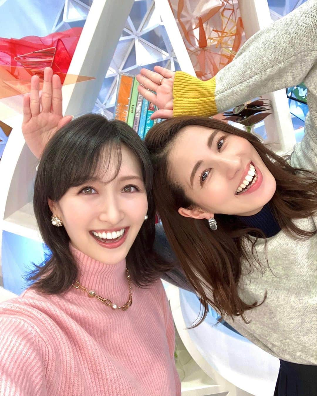 横山ルリカさんのインスタグラム写真 - (横山ルリカInstagram)「. めざまし8🌈ありがとうございました⏰ 新年最初の得するウォッチングは【50代以上のお寺婚活】👫 スペシャルゲストの北川景子さん、山田裕貴さんにもお付き合いいただきました🕵️✨  卯年ということで、 ゆうみんにウサギポーズをリクエスト🐇したら  『こうやったらルリ姉と2人で一匹かな？』  って私も混ぜてくれて、めっちゃキュンとしたぁ…🐰🐰💗happy  次回のめざまし8出演は1/16（月）を予定しています🌈  #めざまし8 #得するウォッチング  #永島優美 アナ #ゆうみん #発想が #かわいすぎや〜💕🐇  #卯年もよろしくね #🐰🐰🐰  👗 #ショート丈ニット #Apuweiserriche #ネックレス #arpegestory #お気に入りのブランド」1月9日 13時37分 - rurika_yokoyama_official