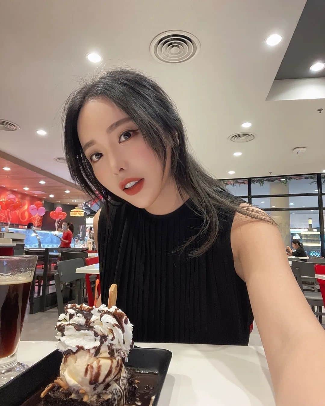 ホン・ジニョンのインスタグラム：「여긴어디 #thailand #싸와디카🙏」