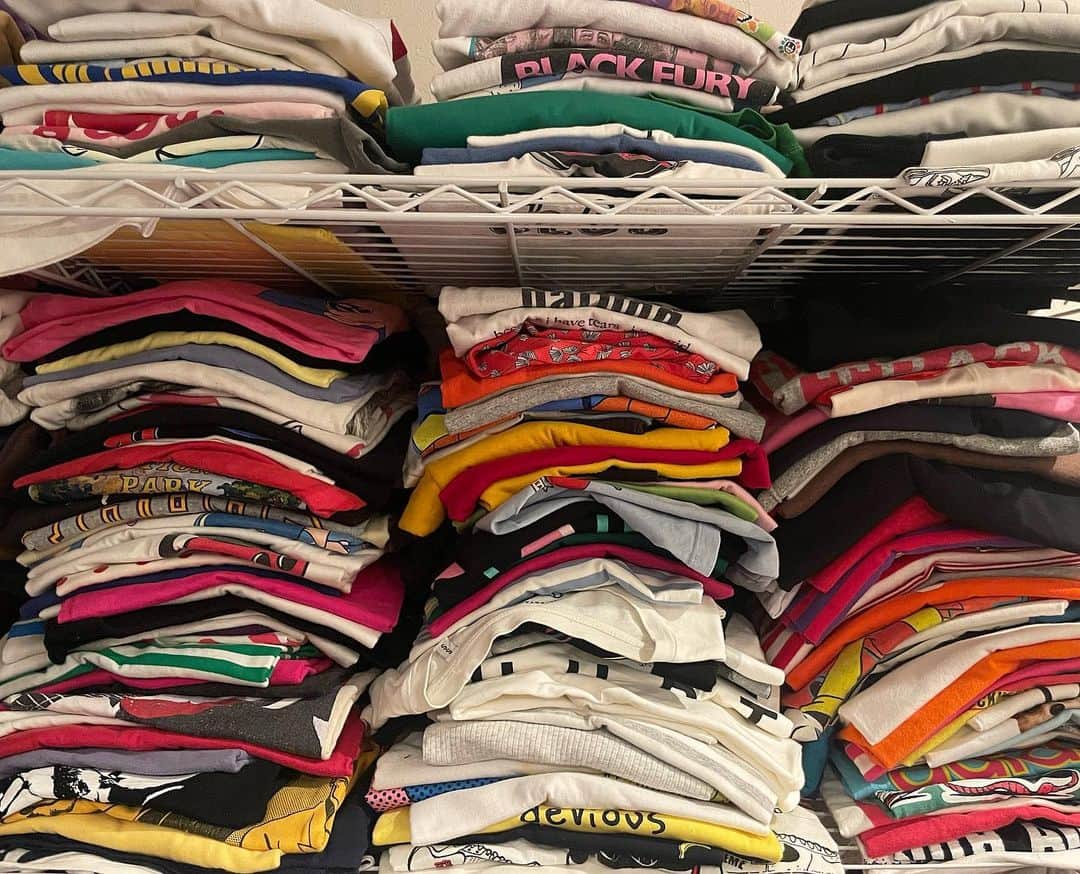 宮崎朝子さんのインスタグラム写真 - (宮崎朝子Instagram)「皆様改めましてあけましておめでとうございます。 こちら衣装部屋の半袖Tシャツゾーンです。 1着も減らせないまま2023年が始まりました。 今年こそ断捨離！！！  ジャージゾーンはミチミチでお見せできません。」1月9日 13時54分 - _.asakomiyazaki