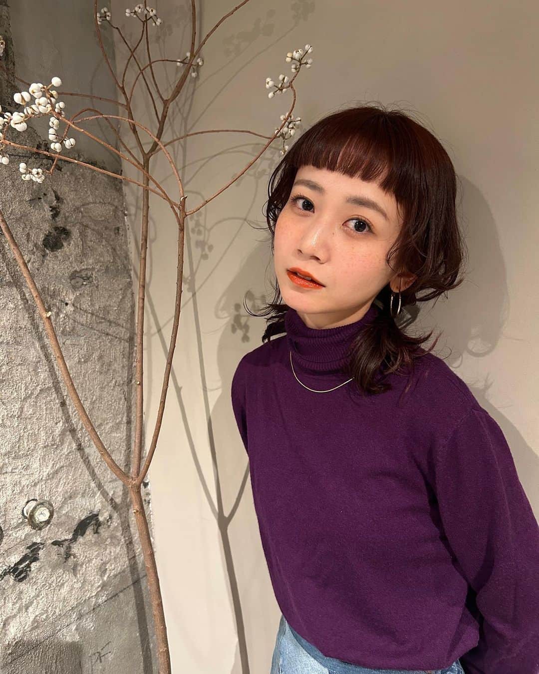 三戸なつめのインスタグラム：「フリマに合わせてカラーして前髪切った♡ 久しぶりに短めよ〜✂︎🌼 カラーはレッドオレンジよ🦧！ 光に当たった方がわかりやすかも！ いつもありがとう♡ @____katsura  @cannahair  #mito_natsume」