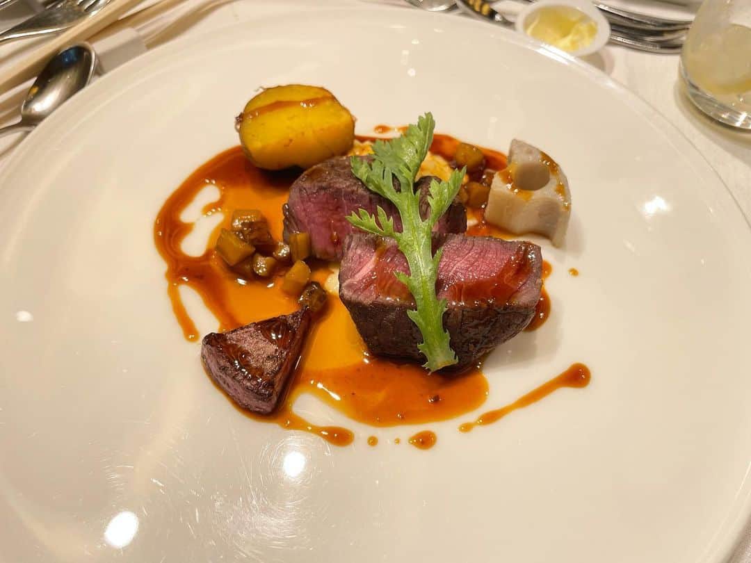 齋藤智奈美のインスタグラム：「結婚式の思い出👰‍♀️🤵‍♂️  美味しかったお肉🍖  新郎新婦より先に First byte笑  おばあと仲良く手繋ぎ退場🫶  #結婚式#wedding#表参道」