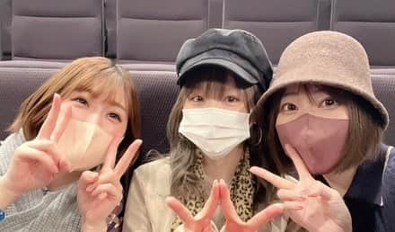 小野晴香のインスタグラム：「、写真(3枚目) どうしても“ざんまいポーズ”なっちゃうねん 🤔 わら  お久しぶりのオメでたさんLive！最高でした！ #オメでたい頭でなにより やっぱ生なのよ... 😌」