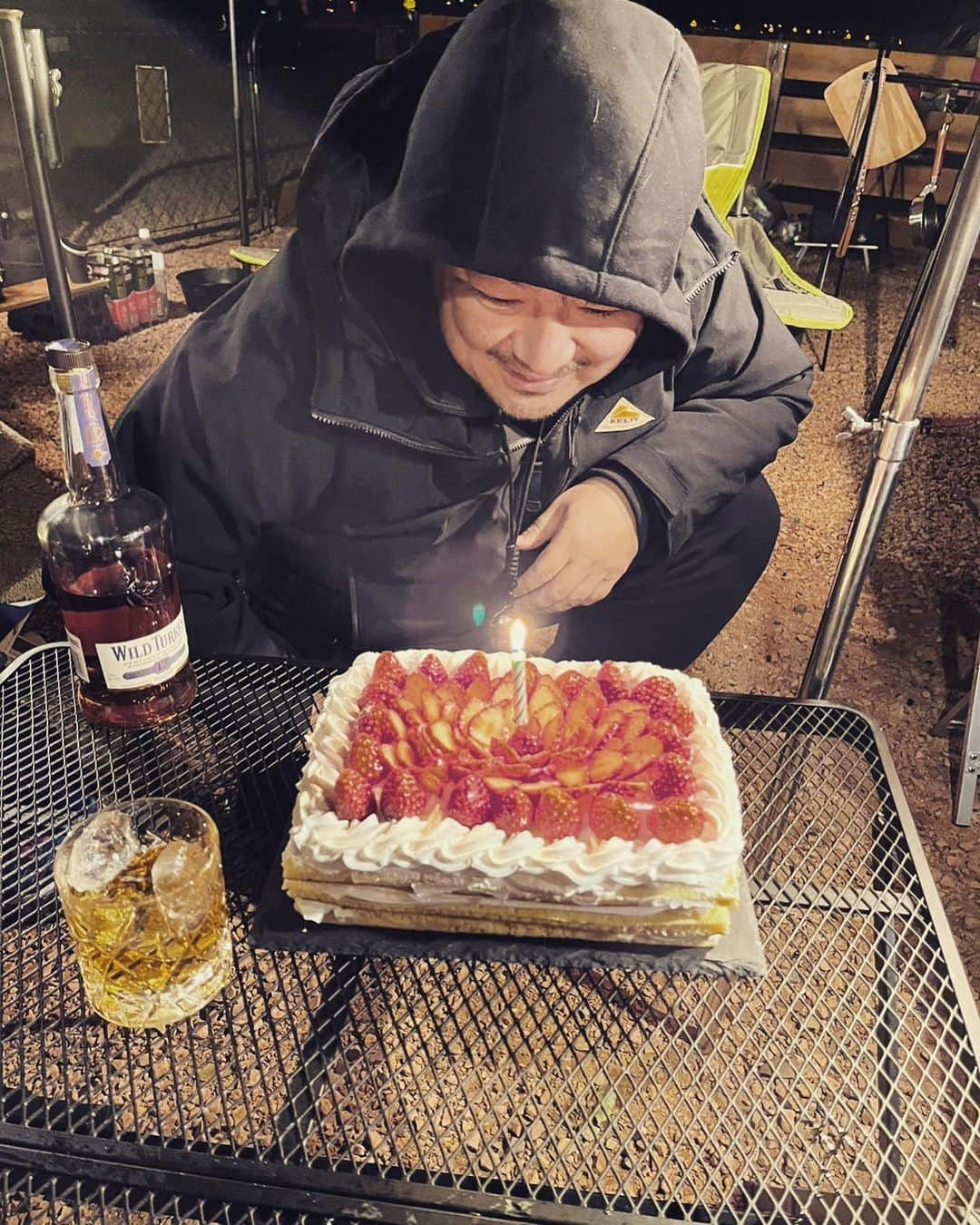 RED RICEさんのインスタグラム写真 - (RED RICEInstagram)「みんなたくさんのハピバコメントありがとう‼️😎🙏 今年の誕生日は人生初のキャンプに行って来たよ🔥 至れり尽くせりのホテルや旅館も大好きだけど、自分で設営したり寒さをしのぐ工夫をしたりの後の達成感と一杯は最高でした‼️ まだまだ知らない幸せがいっぱいあることを実感👍 今年は湘南乃風20周年でその1発目は初の武道館🔥🔥🔥 この歳になっても初の挑戦や体験ができるなんてみんなのおかげで幸せ者です‼️ 今年も1年よろしくお願いします😊 #湘南乃風  #20周年 #redrice  #初キャンプ #誕生日」1月9日 14時33分 - redrice134