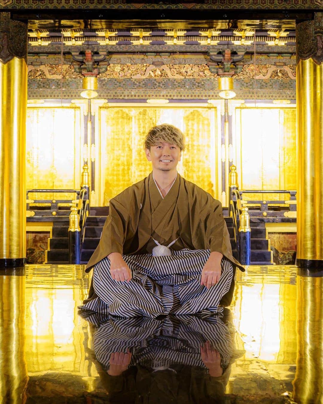 のインスタグラム：「元旦にアップした写真は、 上野東照宮での一枚✨  実はその日に、普段入れない本殿の中にも入らせていただいたんだよ。  外側だけでなく中側も金ピカ✨✨ 厳かでいてパワーを感じる場所だ。 本当素晴らしい。  贅沢に写真もパチリ✨  毎回思うけれど、 これを維持するのは本当に大変なことと、、敬服するばかり。  この神社さんとは、 数年前からご縁があり、何度かシュライングラムで生配信などもさせていただいている。  こんな素晴らしい場所が東京にあることをまだ知らない人も多くいると思うからと、ちょくちょく紹介させていただいていたんだ＾＾   最近、授与所も改装されていて、本殿横の御神木の大楠がドーン！とみれるようになったりして、めちゃくちゃカッコよくなってた。  境内の形が変わり、より一層パワーが増した感じがする。  是非訪れてほしい場所だよ。  #上野東照宮 #uenotoshogu #shrine #goldshrine #japantravel #japantrip #canon #canonR5 #beautifuldestinations #discoverjapan #discoverearth #voyaged #awesome_photographers #IamATraveler #wonderful_places #japanphoto #japanphotography #japan_of_insta #livingonearth #theglobewanderer」