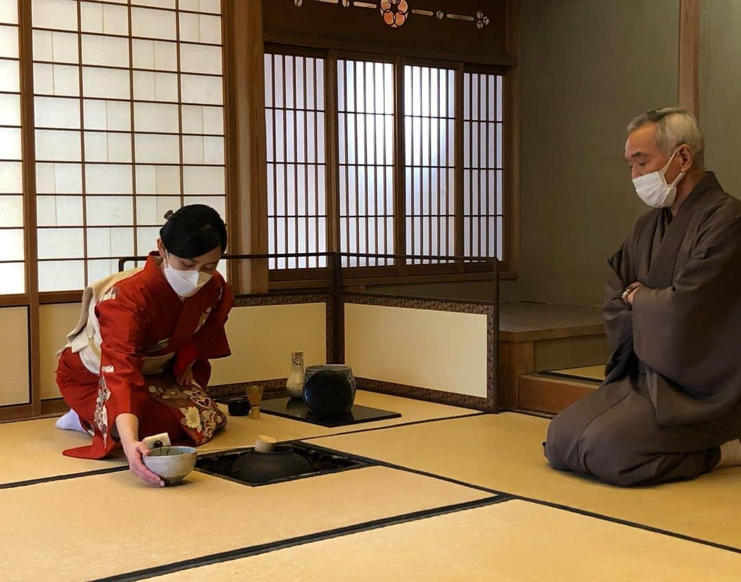 原田佳代子（ミス國學院No.3）のインスタグラム：「Hatsugama 初釜 The first tea ceremony of the year.  今年もよろしくお願いいたします。 #初釜 #hatsugama #japaneseteaceremony #茶道」