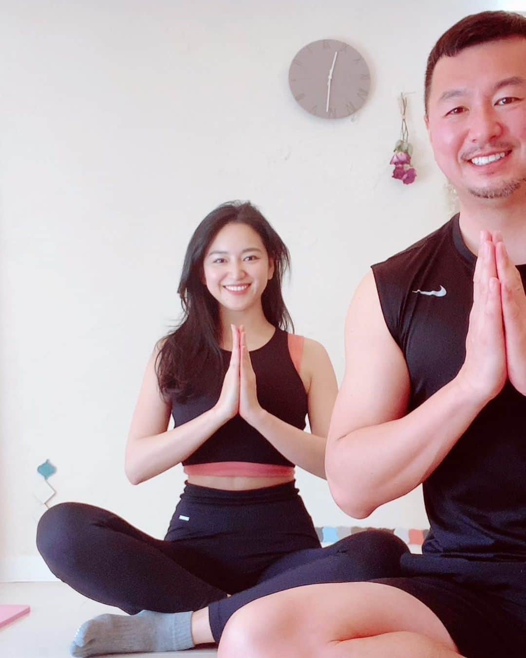 のインスタグラム：「LAUGH YOGA！ . 元CAで現在はヨガインストラクターと司会業をこなすお友達のマミ先生のヨガレッスンを体験！  ヨガは呼吸を大事にするからリラックス効果があり、体幹も鍛えられて代謝もあがるからダイエットにも抜群！デトックスにも最高！ . ストレスフリーな時間！ . 司会業してるだけあり、マミ先生の声はヒーリング効果抜群！ . ヨガはアスリートももっと取り入れていくべきだね！ 色々刺激をもらえた。 . #ヨガ#yoga#yogateacher #yogaeveryday #yogapose #laughyoga #laughyoga表参道」