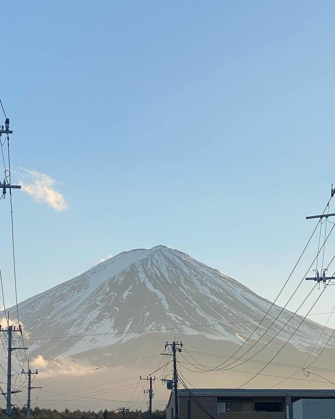 堀夏喜のインスタグラム：「年始から素敵な富士山🗻 良い一年になりそうです  休みは 毎日フード 毎日フリース 充電完了🔋」