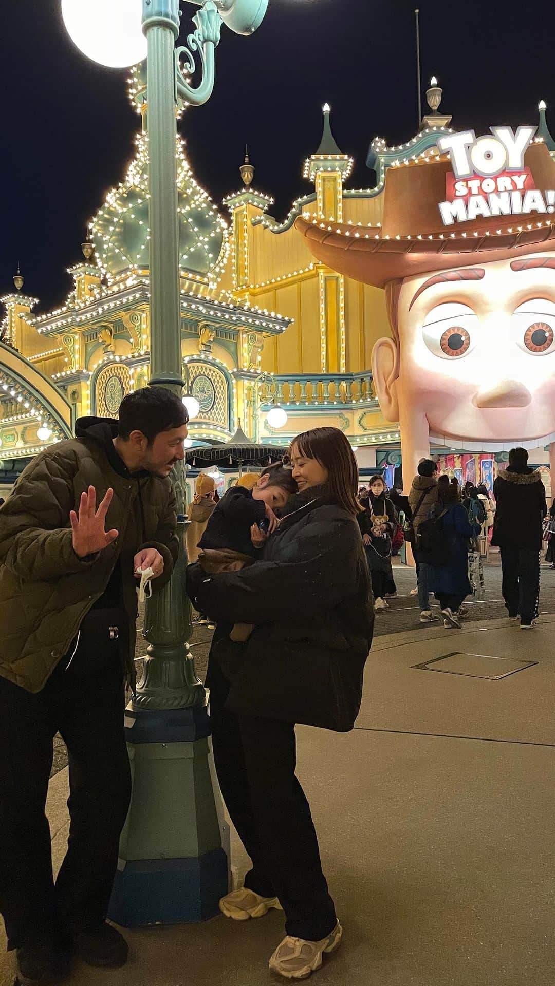 野尻美穂のインスタグラム：「ディズニーシー来て娘の体重が重くて腕をやられる母。  父が付けてたウエストポーチみたいな座らせるやつはお漏らしでびしょ濡れになり、後半はほぼ母が抱っこ😇  次の日休みだったし閉園まで楽しみました😂 久しぶりに見た花火に感動して泣きました😂 よかったね！  #ディズニーシー #disneysea  #マイクパンは目だけ食べる娘」
