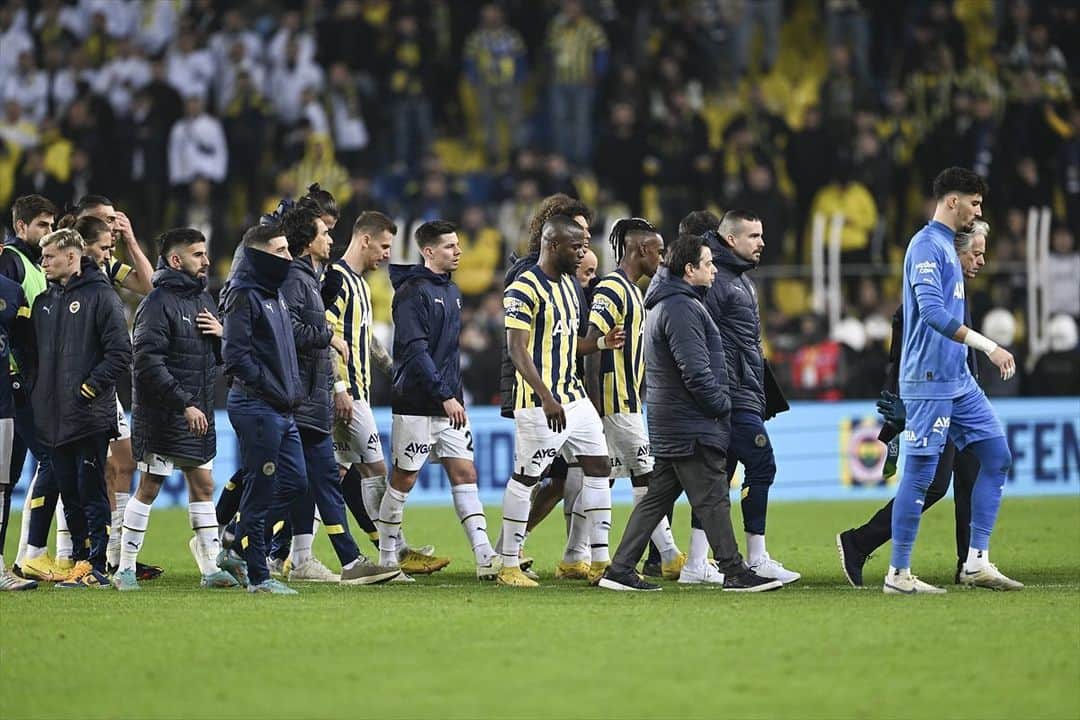 のインスタグラム：「Por nosotros, por todos nuestros fans 💛💙 seguiremos luchando por el campeonato 💪🏻 en büyük @fenerbahce」