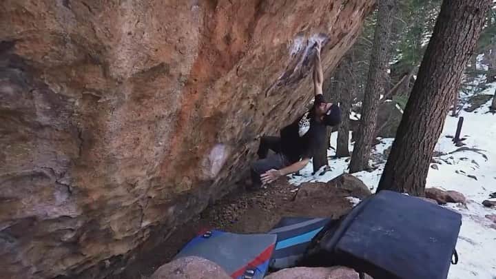 ダニエル・ウッズのインスタグラム：「Dino Dyno (sit-start) (8B/+?)  Starting off the new year with this cool dynamic line put up by @ethanfreudenheim. Sit is very friction dependent. If the friction is good u cruise on through. If it’s shit it feels impossible. Sit def levels up the stand jump but unsure if it’s enough to make it B+.   video by @lisapaarviophotography」