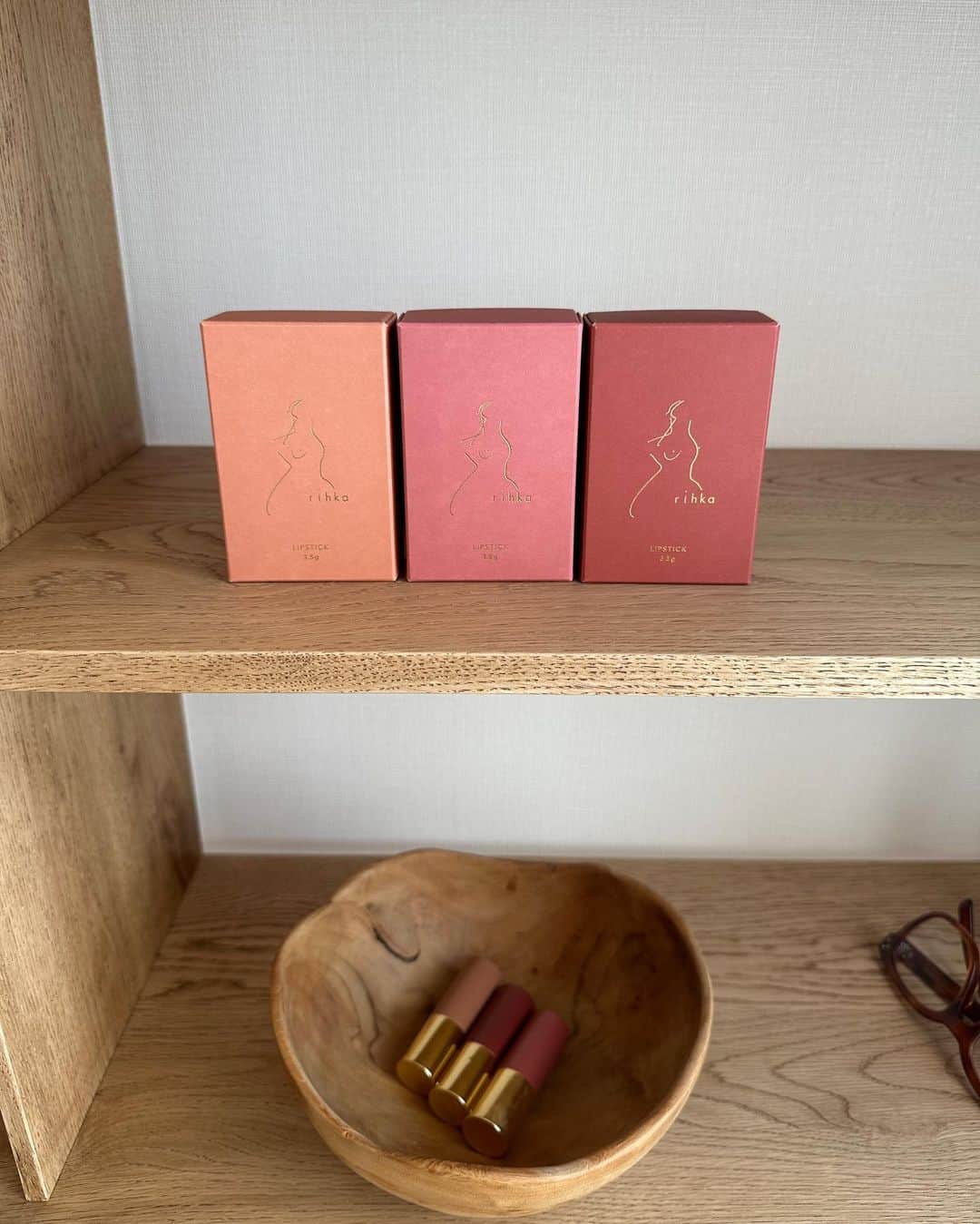 まつだみらいのインスタグラム：「rihkaのlipstick を塗ることで いつもよりさらに素敵になって、 makeupが楽しくなったり、 活動することが楽しみになったりする方や時間が多くなることを希望を込めて想像していると、 とても嬉しい気持ちになります！☺️  又、持っていることで気分が上がったり、 うっとりしたり、心強くなったりするlipstick になれたら嬉しいなと心から思っています！💄✨」
