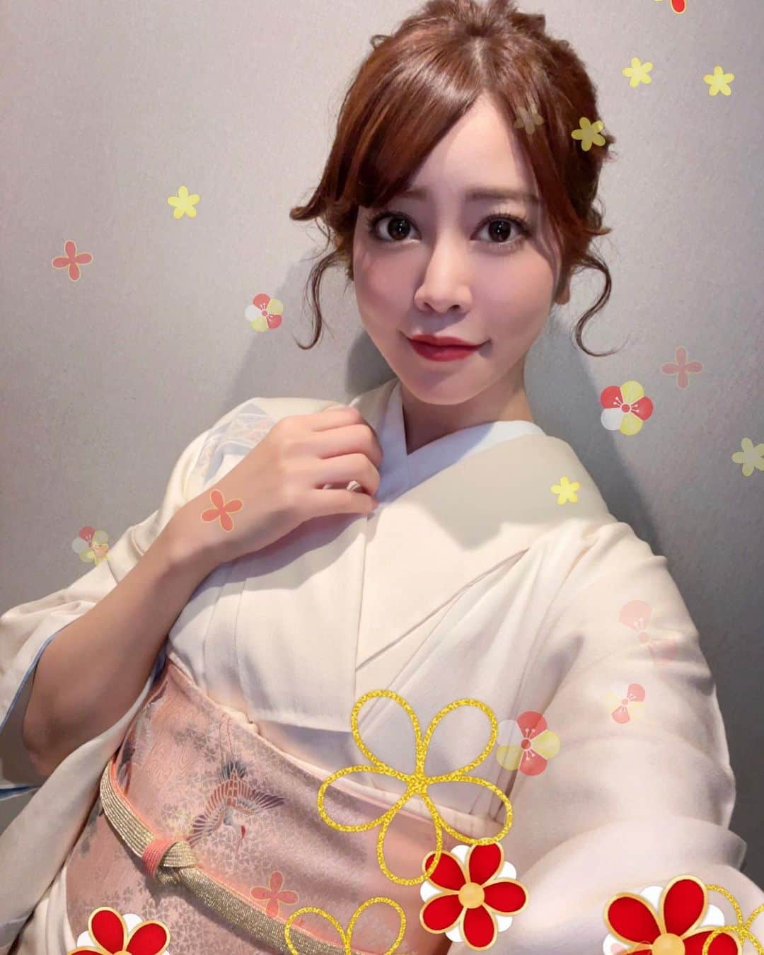 薄井美樹のインスタグラム：「． 久しぶりにお着物を💕   成人のみなさんおめでとうございます🎊 成人式なんて何年前だろう…🤭🤭」