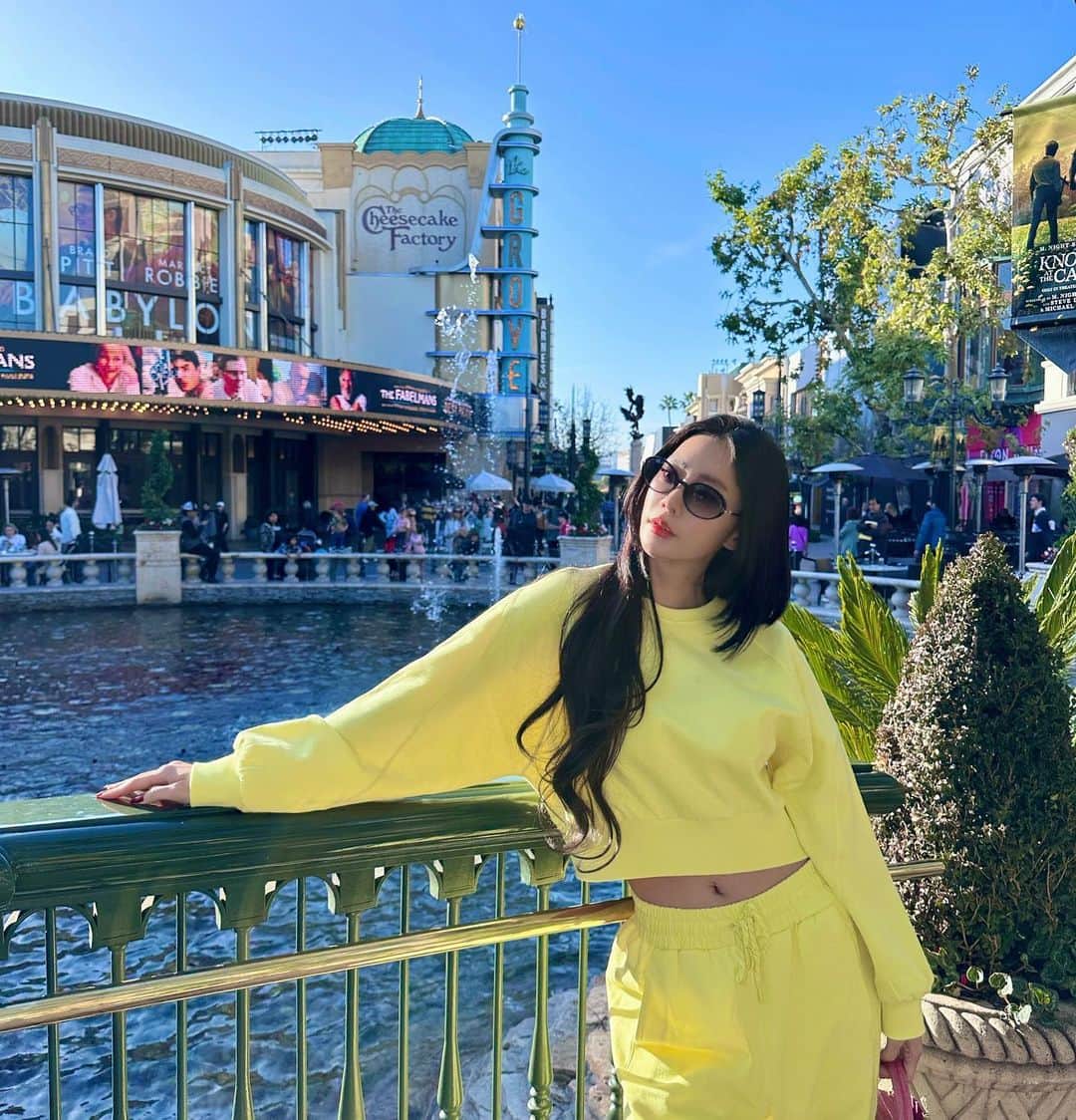 のインスタグラム：「La La Land💛  #actressclara #클라라 #fashion #fashionista #ootd #ootdfashion #패션 #오오티디 #athleisure #fiveline #파이브라인 #louisvuitton #capucines #루이비통 #루이비통가방」