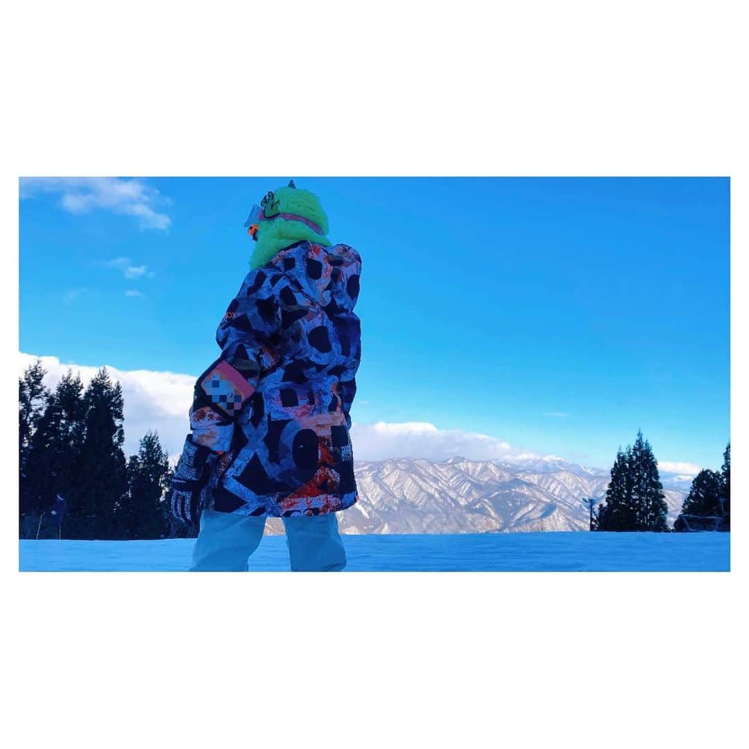 稲垣来泉さんのインスタグラム写真 - (稲垣来泉Instagram)「. 家族でスノーボード🏂 . 早くもっと上手くなりたいです❄️ 今年はたくさん行きたいです🏔 . . . #スノーボード #景色もきれいでした  #良いお天気 #2023 #初滑り🏂 . . . 前回の投稿へたくさんのお祝いコメント 本当にありがとうございます🎂 とっても嬉しかったです。 .」1月9日 18時01分 - kurumi_inagaki