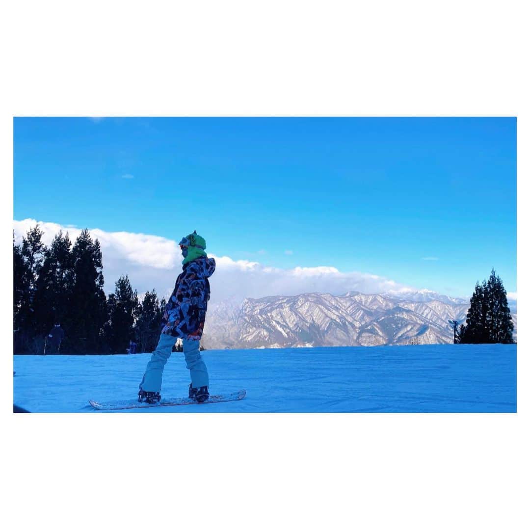 稲垣来泉さんのインスタグラム写真 - (稲垣来泉Instagram)「. 家族でスノーボード🏂 . 早くもっと上手くなりたいです❄️ 今年はたくさん行きたいです🏔 . . . #スノーボード #景色もきれいでした  #良いお天気 #2023 #初滑り🏂 . . . 前回の投稿へたくさんのお祝いコメント 本当にありがとうございます🎂 とっても嬉しかったです。 .」1月9日 18時01分 - kurumi_inagaki