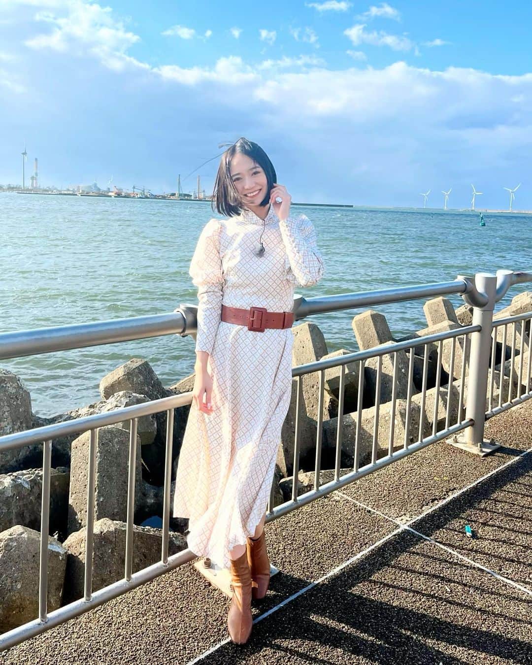 緑川静香のインスタグラム：「【お知らせ】 ⁡ 11日(水)23:59〜日テレ系全国 『それって⁉︎実際どうなの課』 ⁡ 2023年一発目の【スマホ１つで家の不用品を全部売ったら、いくらになるのか？】です☺️❤️📱 ⁡ 今回は秋田県の３世代に渡る不用品が眠るお宅✨ ⁡ 秋田の伝統工芸品や世代ごとに分かれるゲーム機などを大量出品しました💪 高額な値段で売れる不用品とはなんなのか！？ ⁡ 乞うご期待❣️  とても暖かいご家族でホントに癒された💓 その雰囲気もお楽しみに☺️ ⁡ #それって実際どうなの課  #不用品全部売る #ピンクつなぎ #フリマアプリ  #秋田最高だ #さて、写真はいつものごとくオープニングです #秋田のどこでしょう？ #風がすごいのが物語ってます。笑 #放送前インスタライブやります #放送中は副音声配信をラジオトークでやります📻 #みんなでワイワイ観よう❤️」