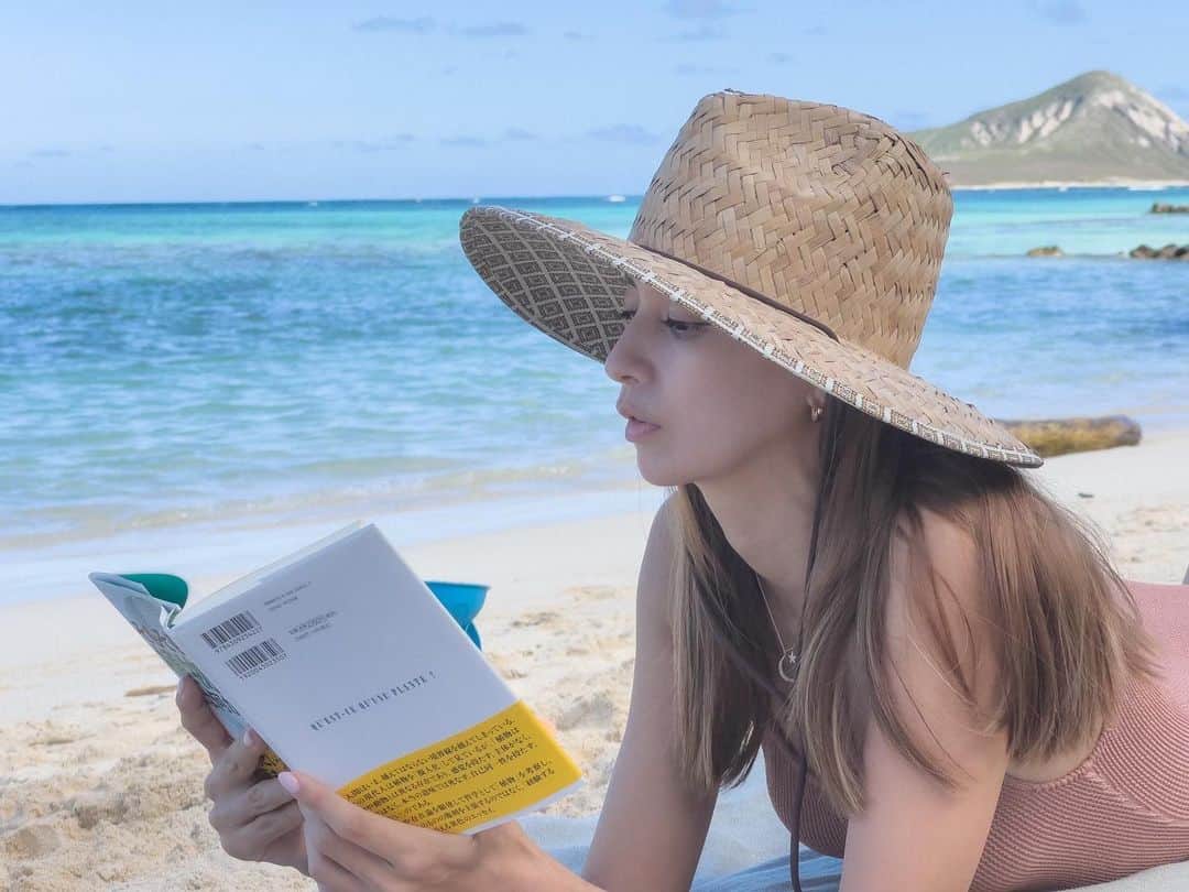 吉川ひなののインスタグラム：「いつも読みたい本が山積み📚」