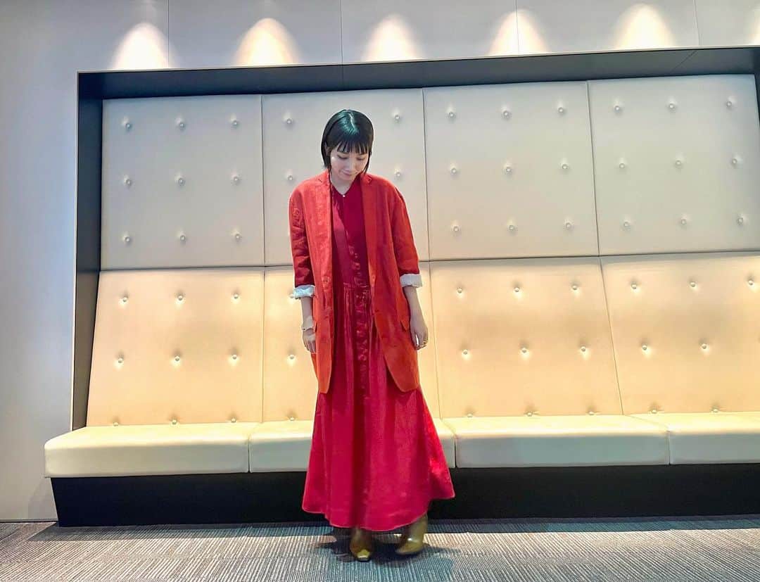松本穂香のインスタグラム：「. 赤いスカート再来💃  #松本穂香  #恋のいばら #赤いスカート」