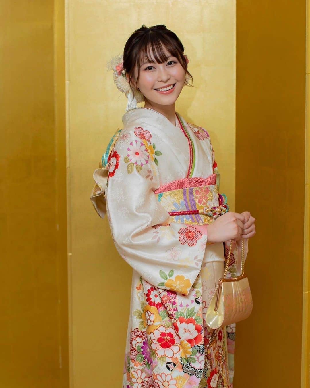 藤田愛理のインスタグラム：「・ 新成人の皆さんおめでとうございます！ 私も無事成人を迎えることができました✨ 素敵な女性になれるよう頑張ります☺️💐 #新成人#振袖#成人の日」