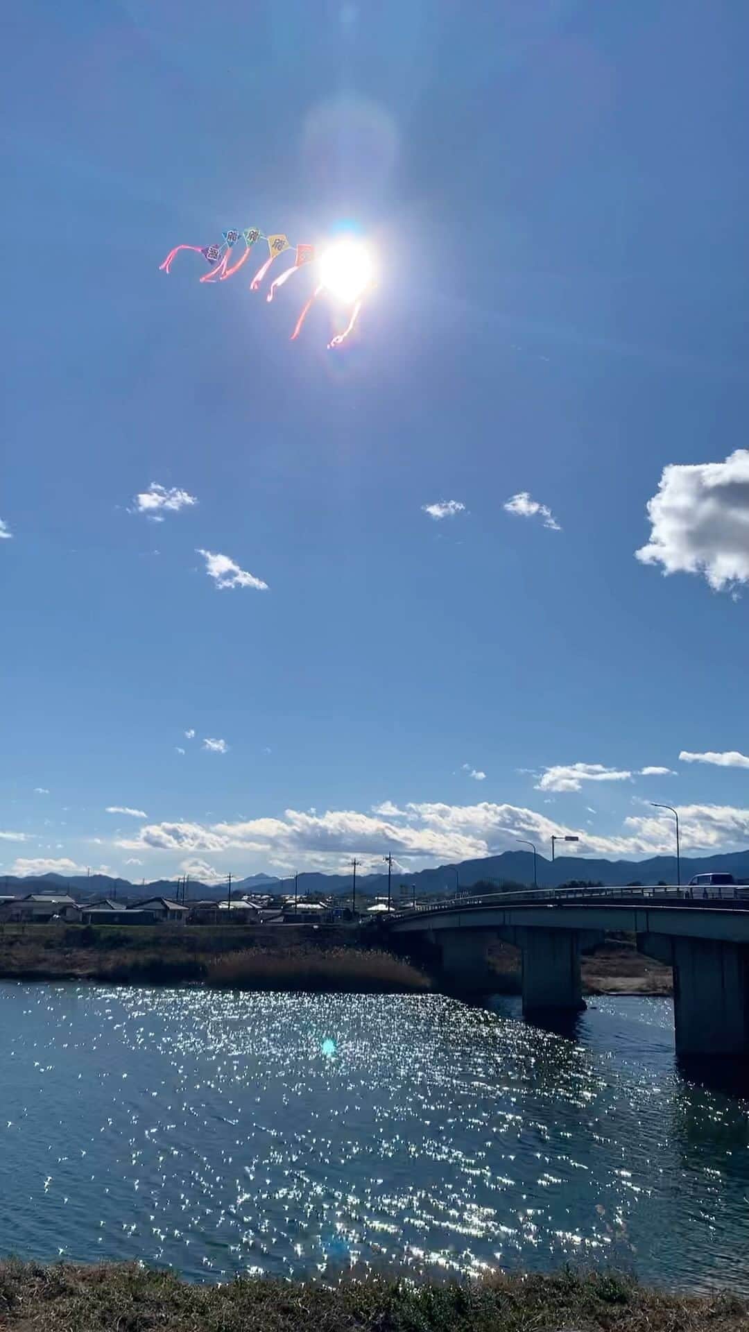 砂賀美希のインスタグラム：「太陽と龍！風に乗ってぐんぐん上がれ〜！と 気持ちの良いお正月でした。  昨年は一緒に暮らしていた祖母が居なくなって 亡くなった実感もないまま、ある意味のほほんと過ごせていたのですが 実家に帰ると現実を突きつけられて苦しくもありました。  辰年🐉のたくましいおばあちゃんだったこともあり 高く高く上がる「龍」の凧が誇らしく 見守ってくれている気がしました。 ありがとうございます。  わたしはわたしであるけれど わたし、だけではない。 今年こそ　きちんと還元していこうと 改めて感じました。」