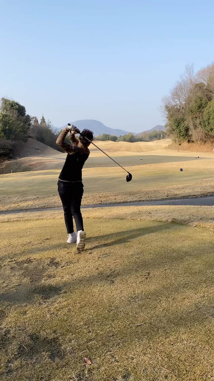 木村彩子のインスタグラム：「. 新年明けましておめでとうございます✨ 今年もよろしくお願いいたします🐇 . 今年はゴルフもインスタ投稿頑張るぞー！❤️‍🔥 . #1w #callaway  #pumagolf  #kasco #swanseyewear」