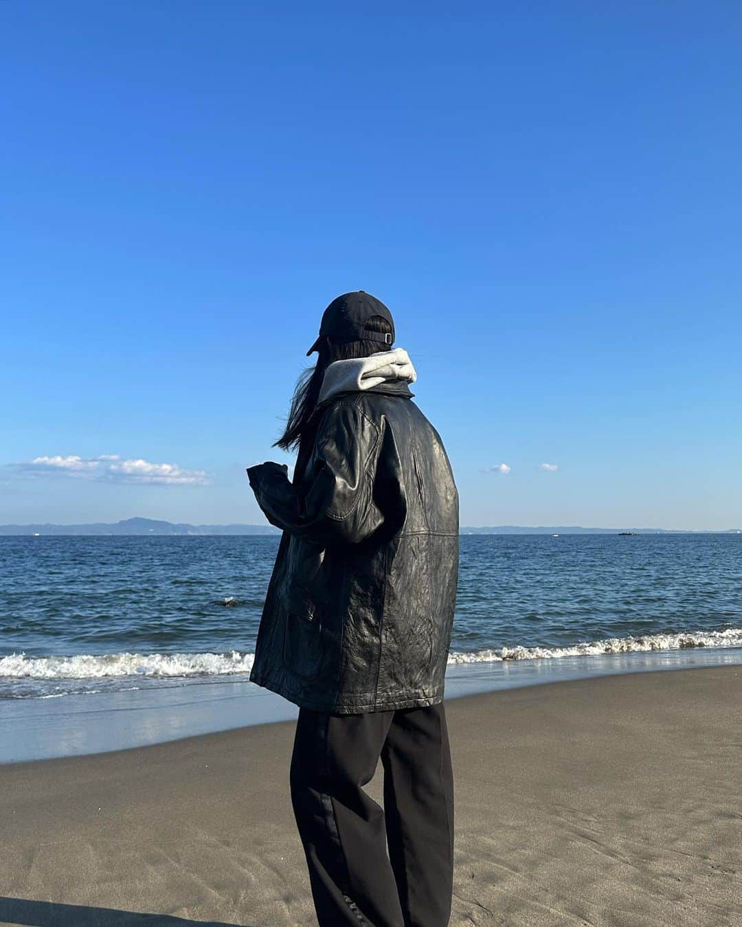 Alisaのインスタグラム：「Hello 2023🐈‍⬛ 今年もみなさまよろしくお願いいたします。  流されずマイペースに、常識に捉われすぎずに 目標を書き出してみたら"継続と挑戦"な年になりそうです💪🏽  #2023」