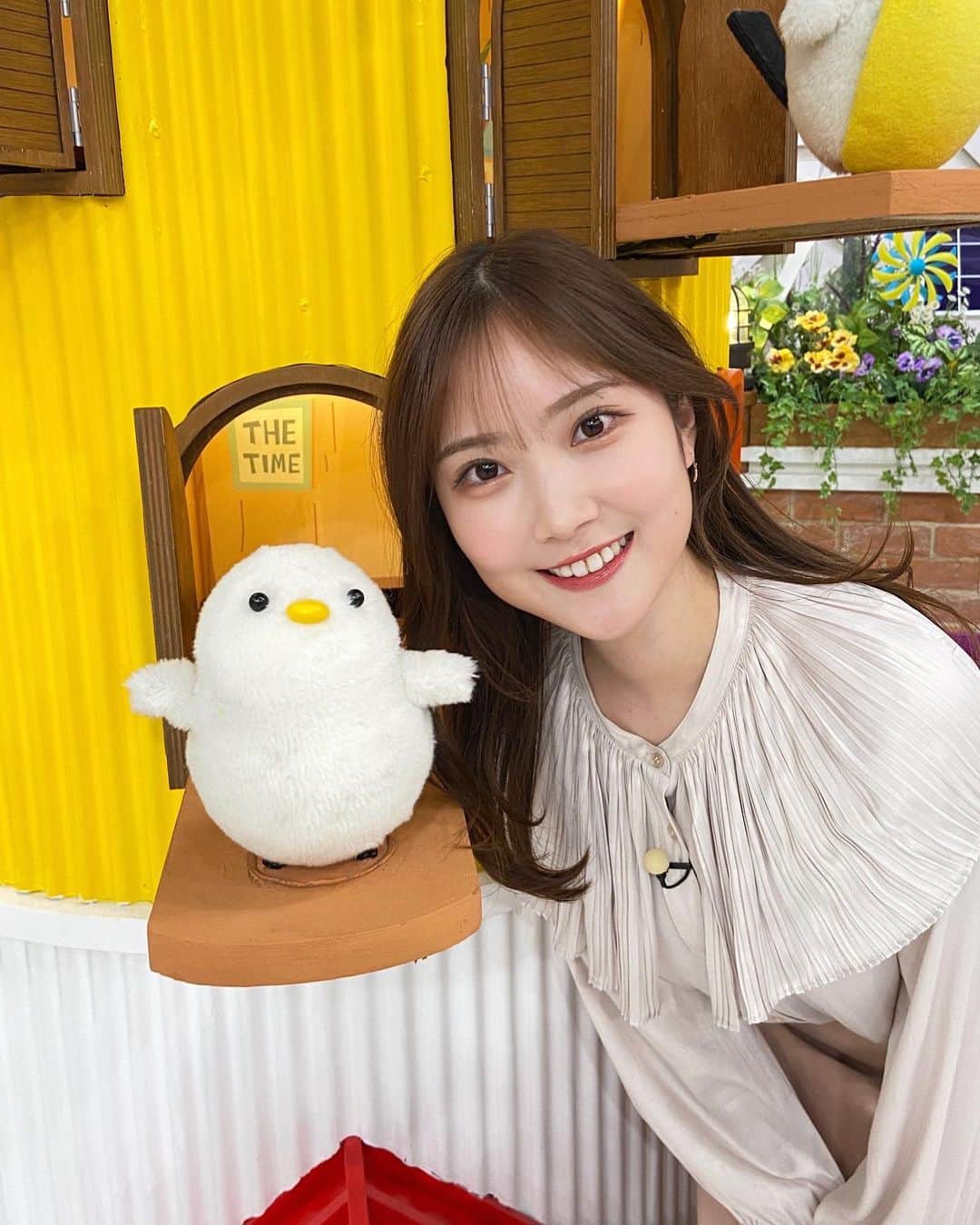 のインスタグラム：「. 今朝はスポーツニュースお伝えしました🎤  社内のスポーツフロアが リニューアルしていて😳  オレンジやグリーンなど 色合いも増えておしゃれな感じに🌿🧡  一方でいつもの定位置ではなくなり そわそわしながら準備しました😂  変化があったりなかったりする１月 あわてず過ごしていきたいですね😚  . . . .」