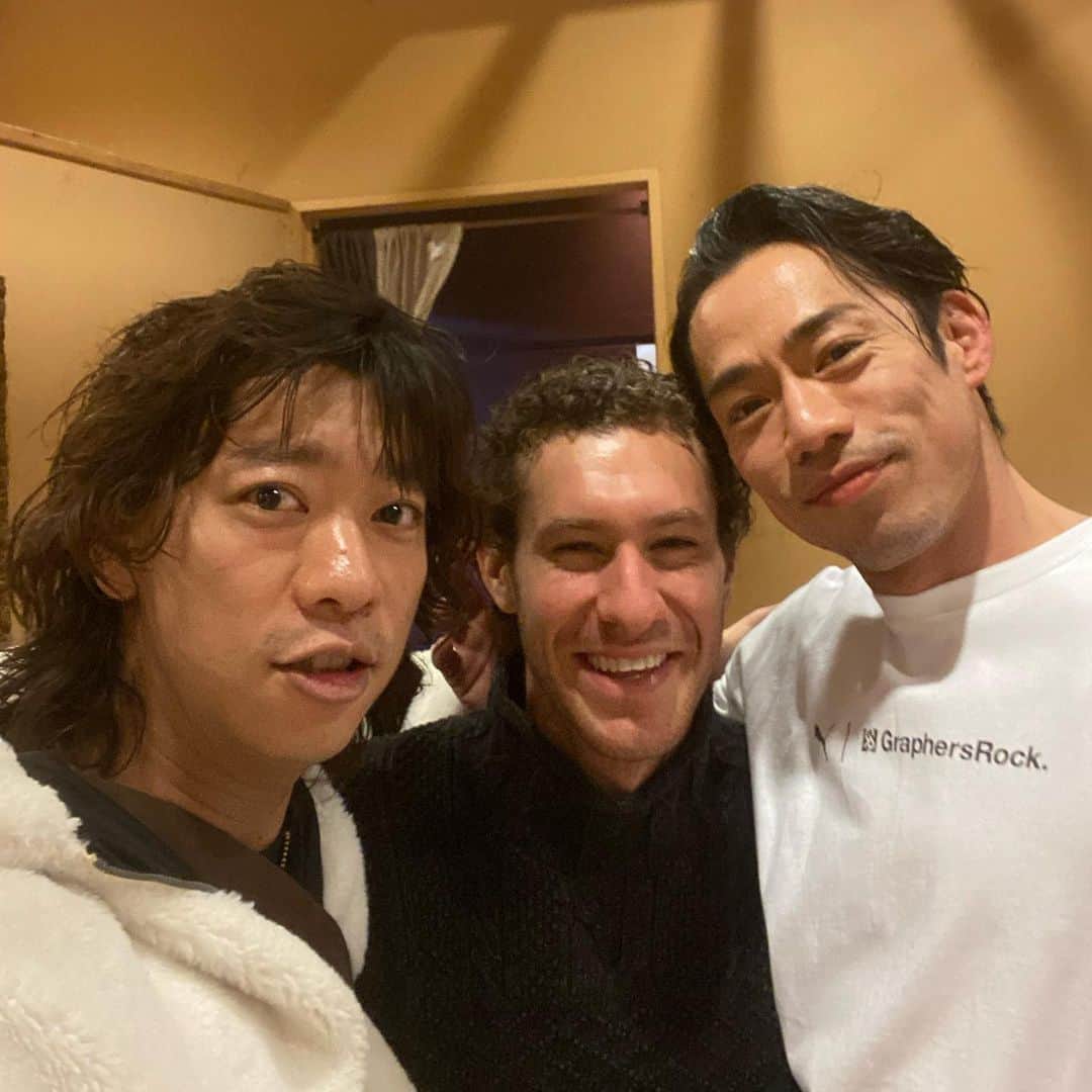 小林宏一のインスタグラム：「3日間最高に楽しかったー😆 本当に大輔は凄すぎる！！ 曲も構成も最高に良かった！ もっと色々な所でできればいいのに🥺 でもまさか大輔と並んで滑ることになるとは😱💦あそこが1番緊張したー💦 緊張しすぎて全然足動かないし😂笑 見にきてくれたファンのみんなも本当にありがとうございました🥺 次は2月💪頑張ります！  写真全然とれなくて😭 これしかないー😭 ジェイソンがいい人すぎてファンになりました🥹」