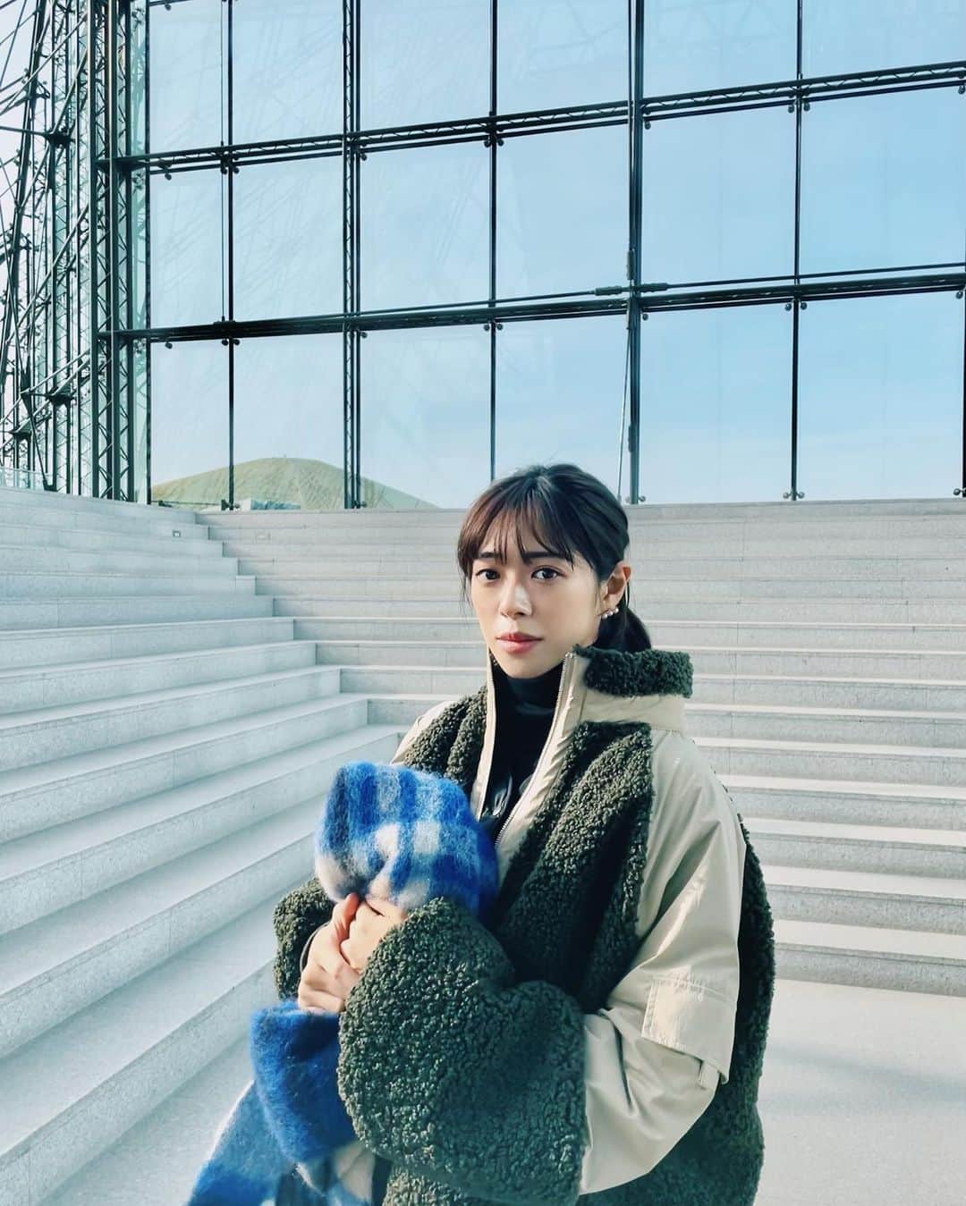 わちみなみのインスタグラム：「母と行ったモエレ沼公園 びっくり感動したぁ まるまるイサムノグチの遺作 こんな大きな作品が日本にあるなんて🗾  写真もまだまだ一部、、笑  このガラスピラミッドとっても光が柔らかくて、外から見ると、四角と三角が組み合わさってて(どこをみてもみつかるけど)不思議な形でした△  ゲームの世界にいるような気持ちに  #モエレ沼公園 #モエレ沼 #イサムノグチ」